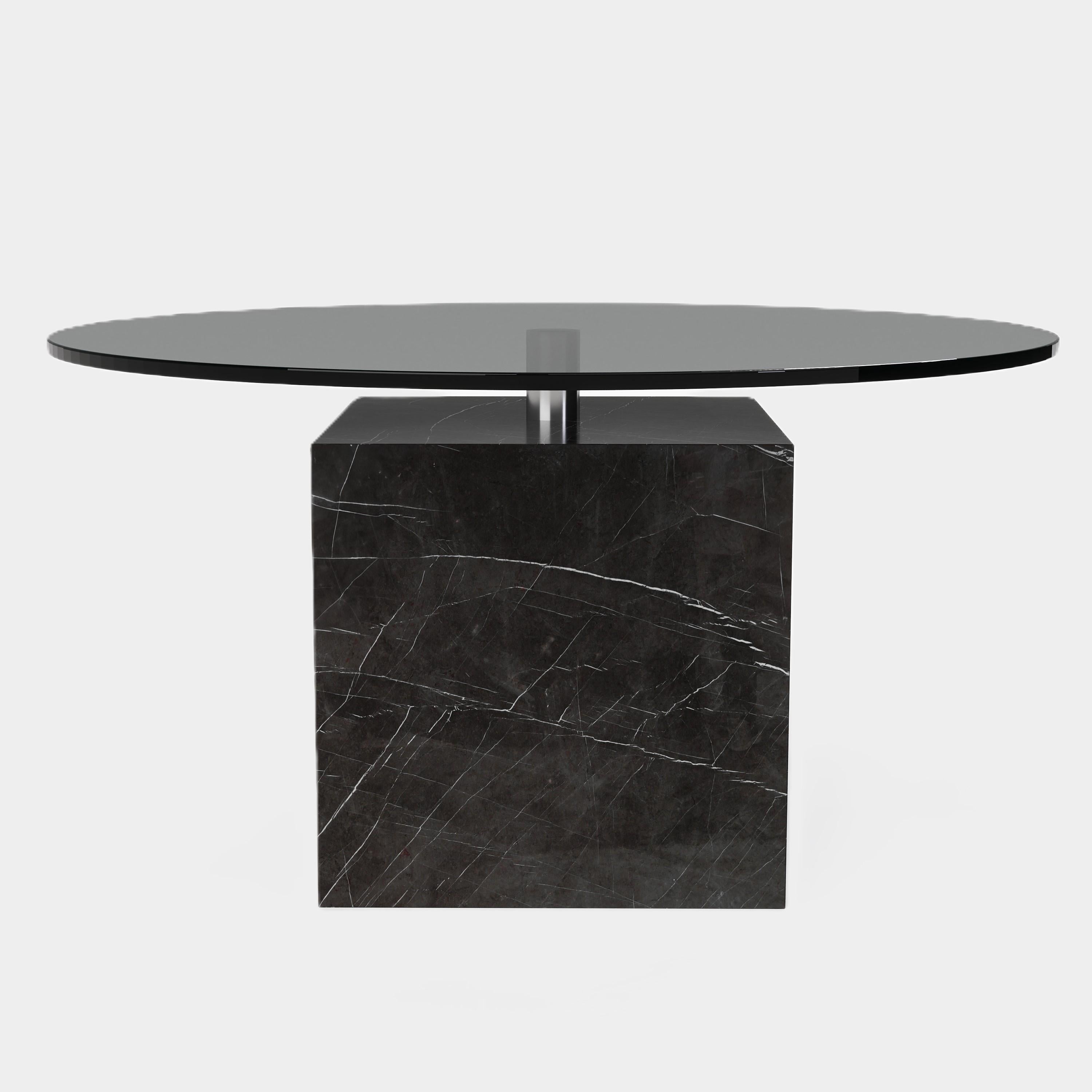 Cette table basse qui fait sensation est dotée d'une base rectangulaire en marbre avec des veines naturelles uniques, surmontée d'une surface en verre épurée. Sa silhouette moderne et ses matériaux contrastés créent un point focal saisissant pour
