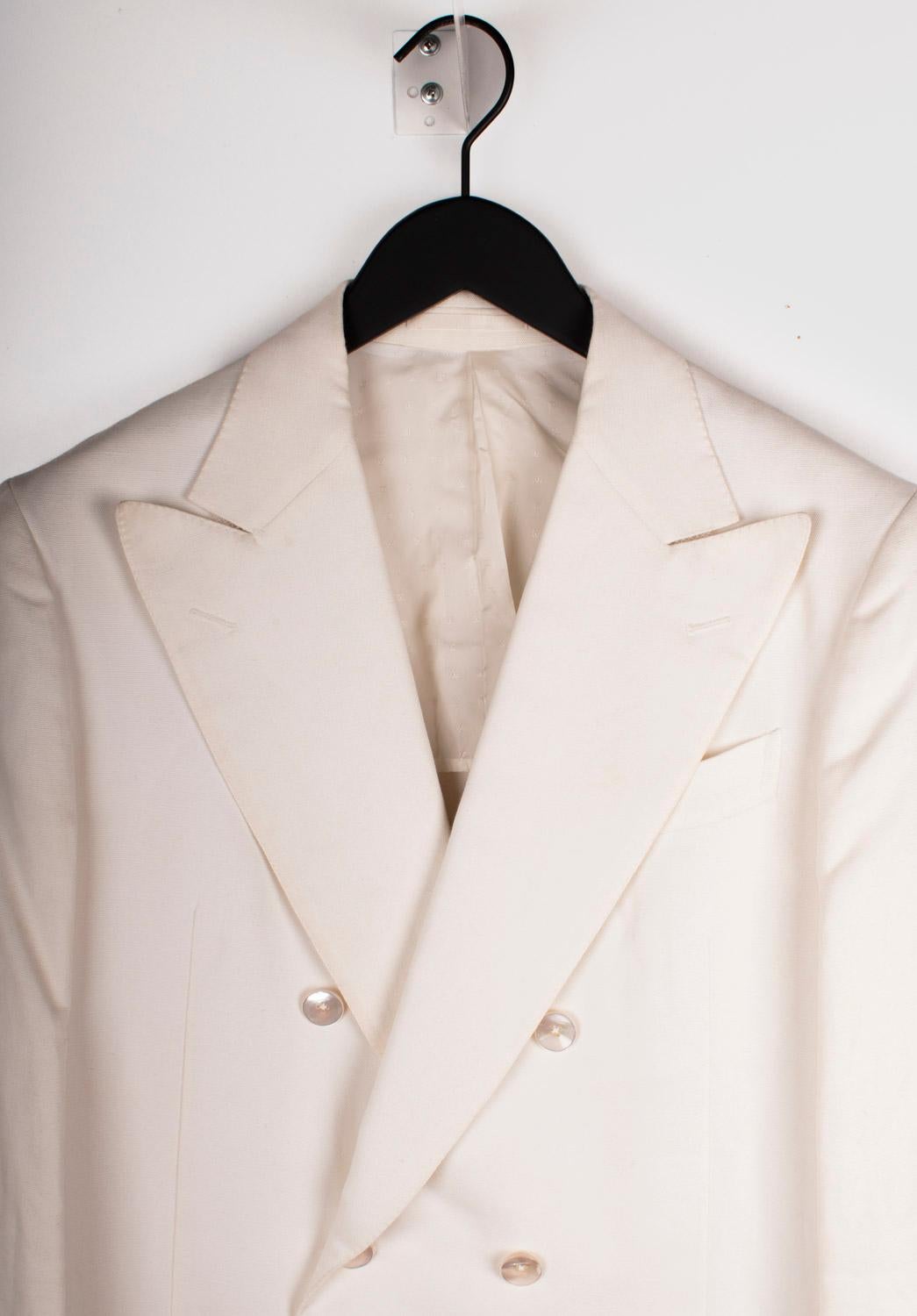 Check my other listings. Have many more designer clothes for sale. Open to any offers.
Item for sale is 100% genuine Boglioli Casual Blazer Double Breasted Men Jacket, ViNU0
Color: White
(An actual color may a bit vary due to individual computer