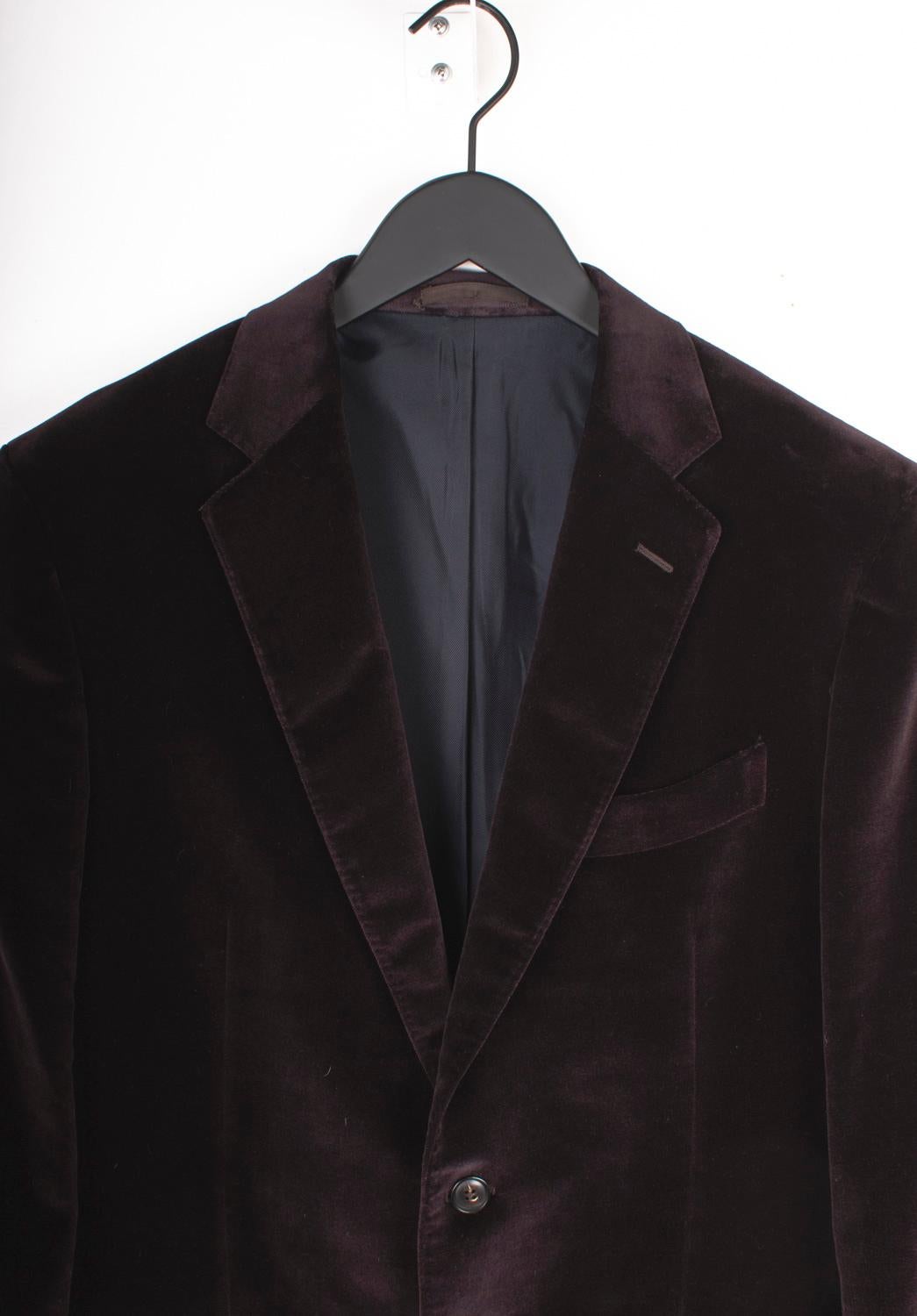 Consultez mes autres annonces. A beaucoup d'autres vêtements de marque à vendre. Ouvert à toutes les offres.
L'article mis en vente est 100% authentique BOGLIOLI Casual Velvet Blazer, VINU0
Couleur : violet
(La couleur réelle peut varier légèrement