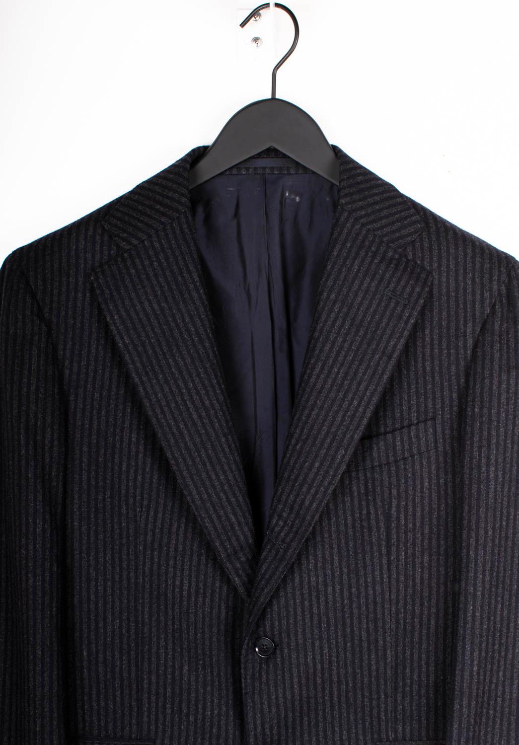 Prüfen Sie meine anderen Angebote. Habe viele weitere Designerkleidung zu verkaufen. Offen für alle Angebote.
Zu verkaufen ist ein 100% echter Boglioli Gestreifter Herrenanzug, PE0
Farbe: blau/grau
(Eine tatsächliche Farbe kann ein wenig variieren