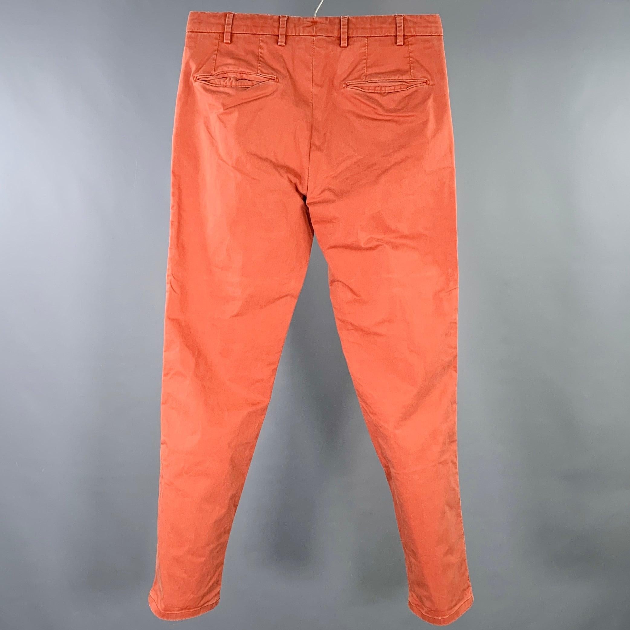 Pantalon décontracté BOGLIOLI
en mélange de coton extensible orange rouille, avec un devant plat, une jambe fuselée et une fermeture à glissière. Fabriqué en Italie. Très bon état. Signes mineurs d'usure. 

Marqué :   IT 46 

Mesures : 
  Taille :