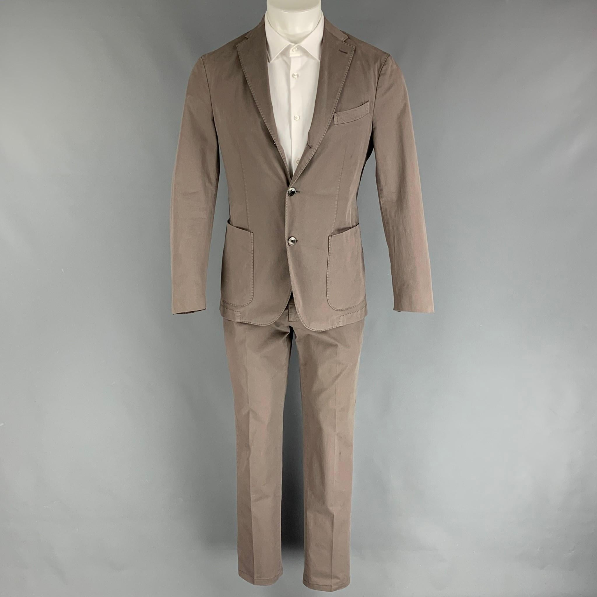 BOGLIOLI suit comes in a grey cotton and includes a single breasted, three button sport coat with a notch lapel and matching flat front trousers.

Very Good Pre-Owned Condition.
Marked: 46
Original Retail Price:
