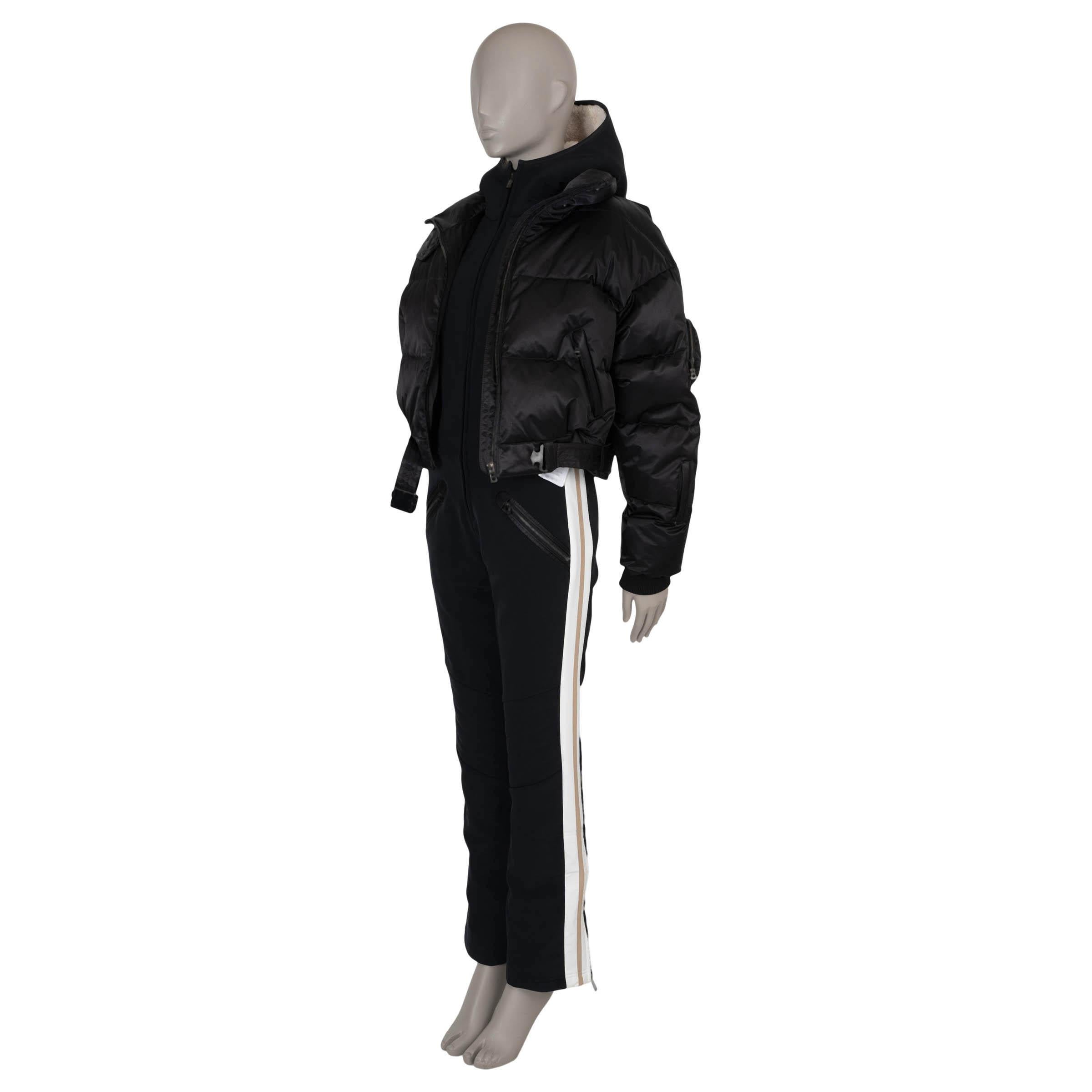 Este mono de esquí Bogner Amala 100% auténtico, diseñado por Goan Thylmann, combina una funcionalidad de alto rendimiento con un elegante estilo après-ski. El conjunto incluye una chaqueta de plumón recortada y un mono ajustado, que se unen sin