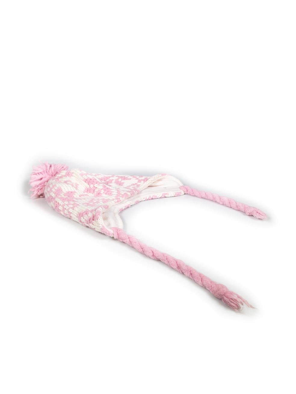 La condizione è buona. Il cappello a forma di berretto è leggermente usurato. Pilling su tutto il cappello. Perdita di consistenza del pom pom e delle nappe laterali di questo articolo usato di Bogner.
 

 

 

 Dettagli
 

 

 Rosa
 

 Lana
 

