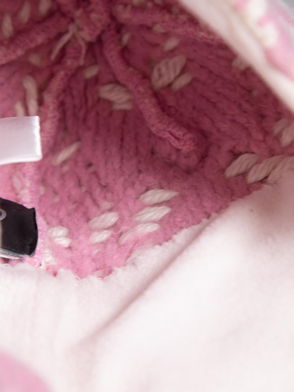 Donna Cappello con pompon invernale in maglia rosa di Bogner in vendita