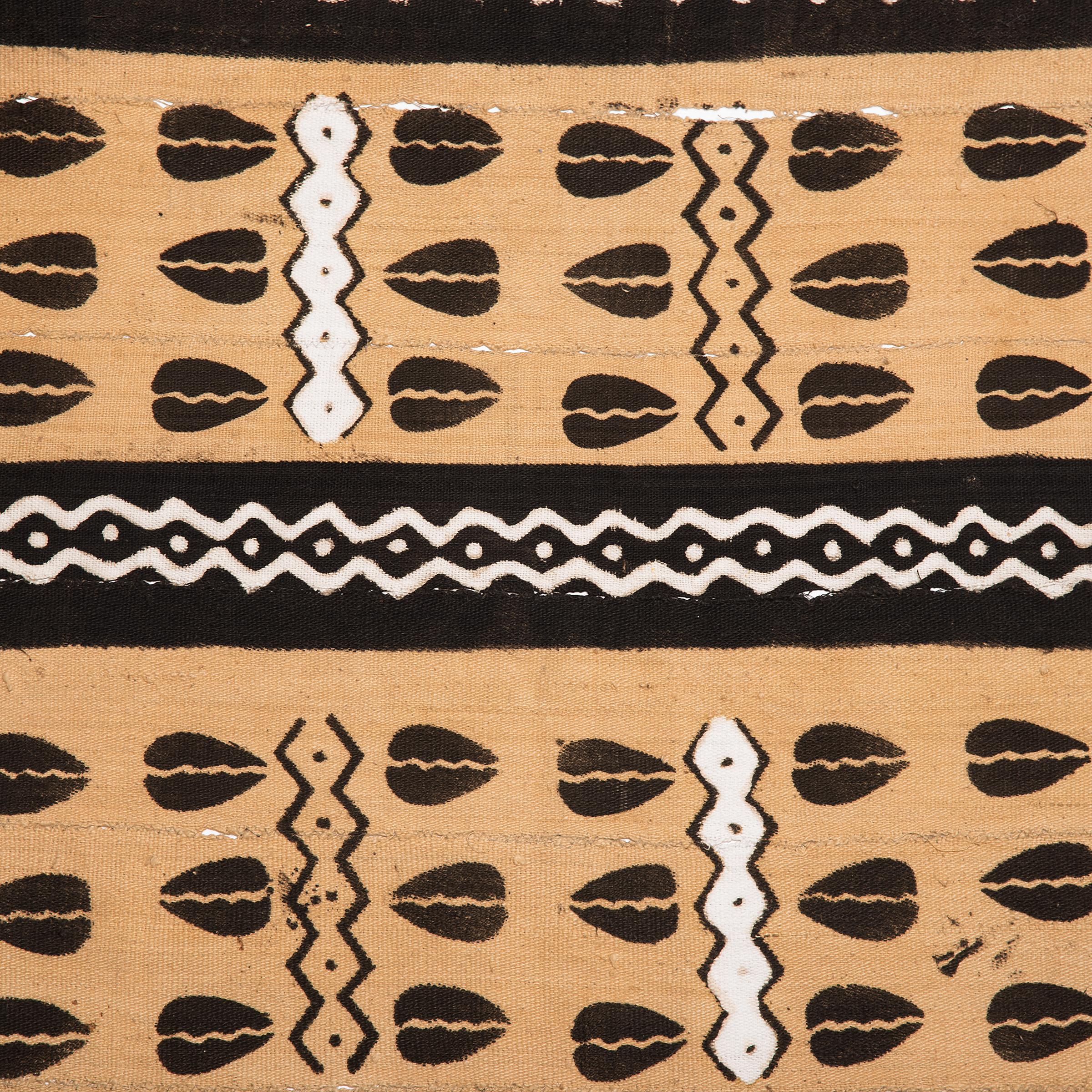 Diese Baumwolltextilien, die gemeinhin als Bogolan oder Bògòlanfini bekannt sind, wurden von Hand gesponnen, handgewebt und dann in einer Technik gefärbt, die in der Bamana-Region in Mali seit Jahrhunderten weitergegeben wird. In der traditionellen