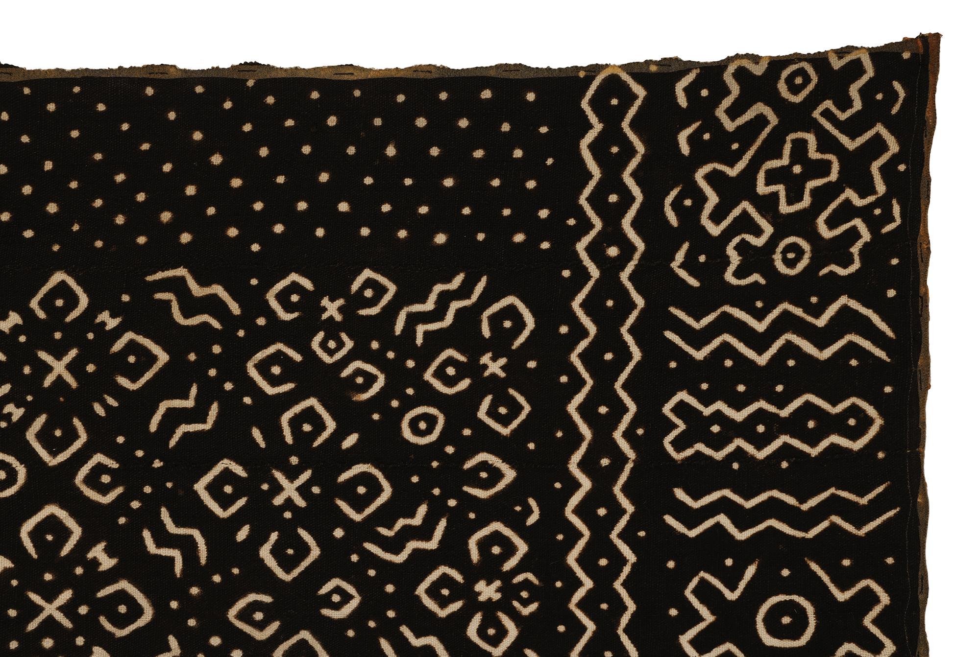  ENVOLTURA DE MUJER (BOGOLANFINI)
Malí, pueblo bamana
Primera mitad del siglo XX (probablemente fabricado hacia 1970)
Algodón (hilado a mano), tejido en tiras; pintura con barro y tintes vegetales 

Estos tejidos son esencialmente pinturas, hechas