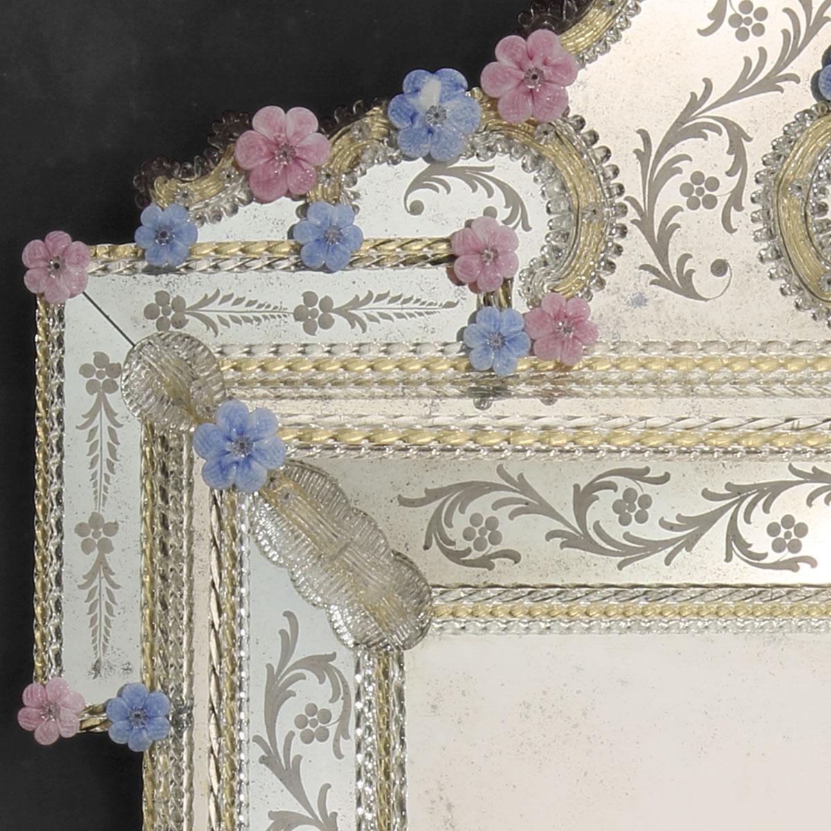 Specchio in stile veneziano realizzato su disegno dei Fratelli Tosi, in vetro di Murano, interamente lavorato a mano secondo le tecniche dei nostri antenati. Specchio composto da un rettangolo centrale con cornice in vetro di Murano su sfondo oro e