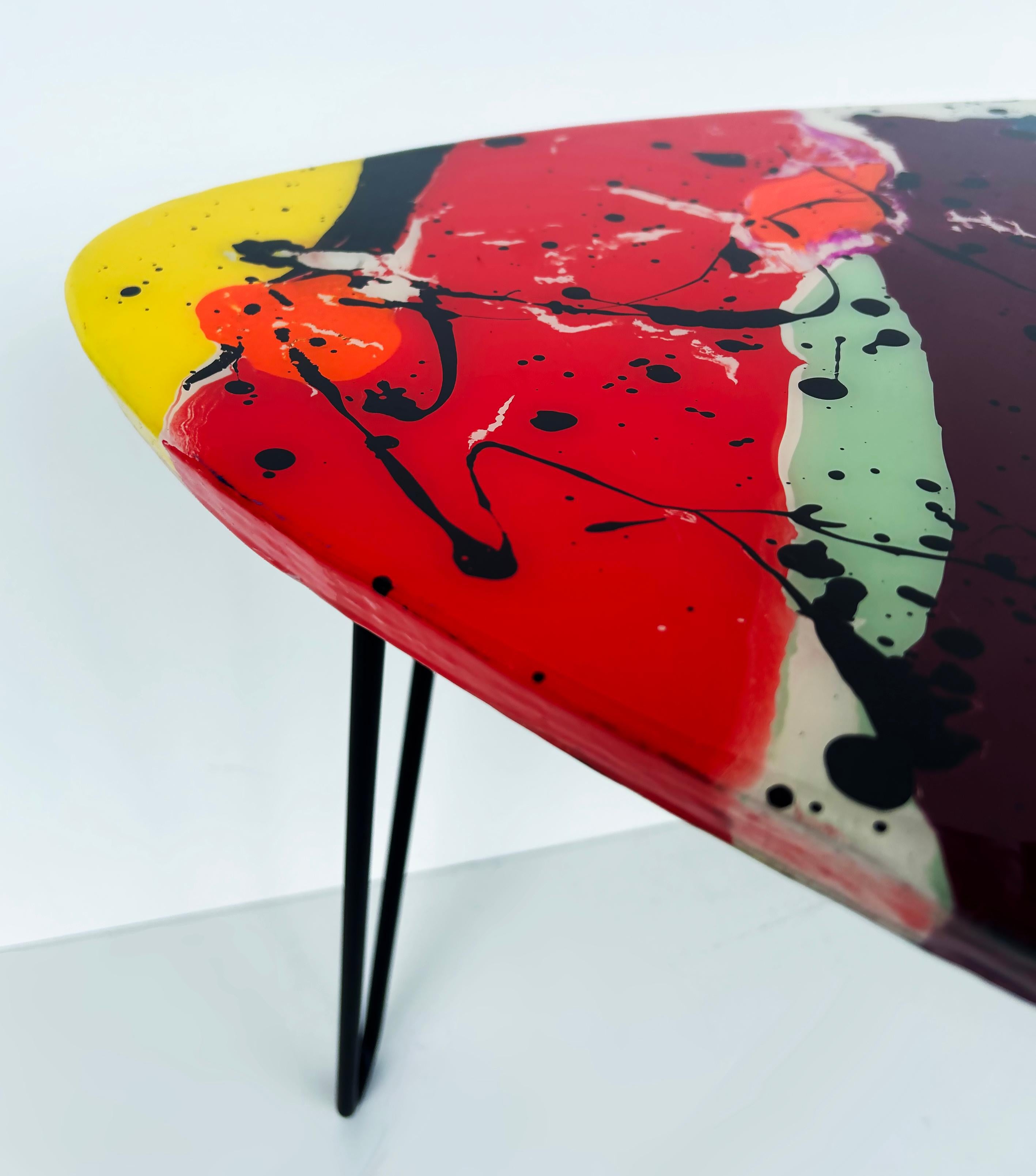 Moderne Table d'art mural/table basse abstraite fonctionnelle Bohdan Andreas en époxy peinte à la main  en vente