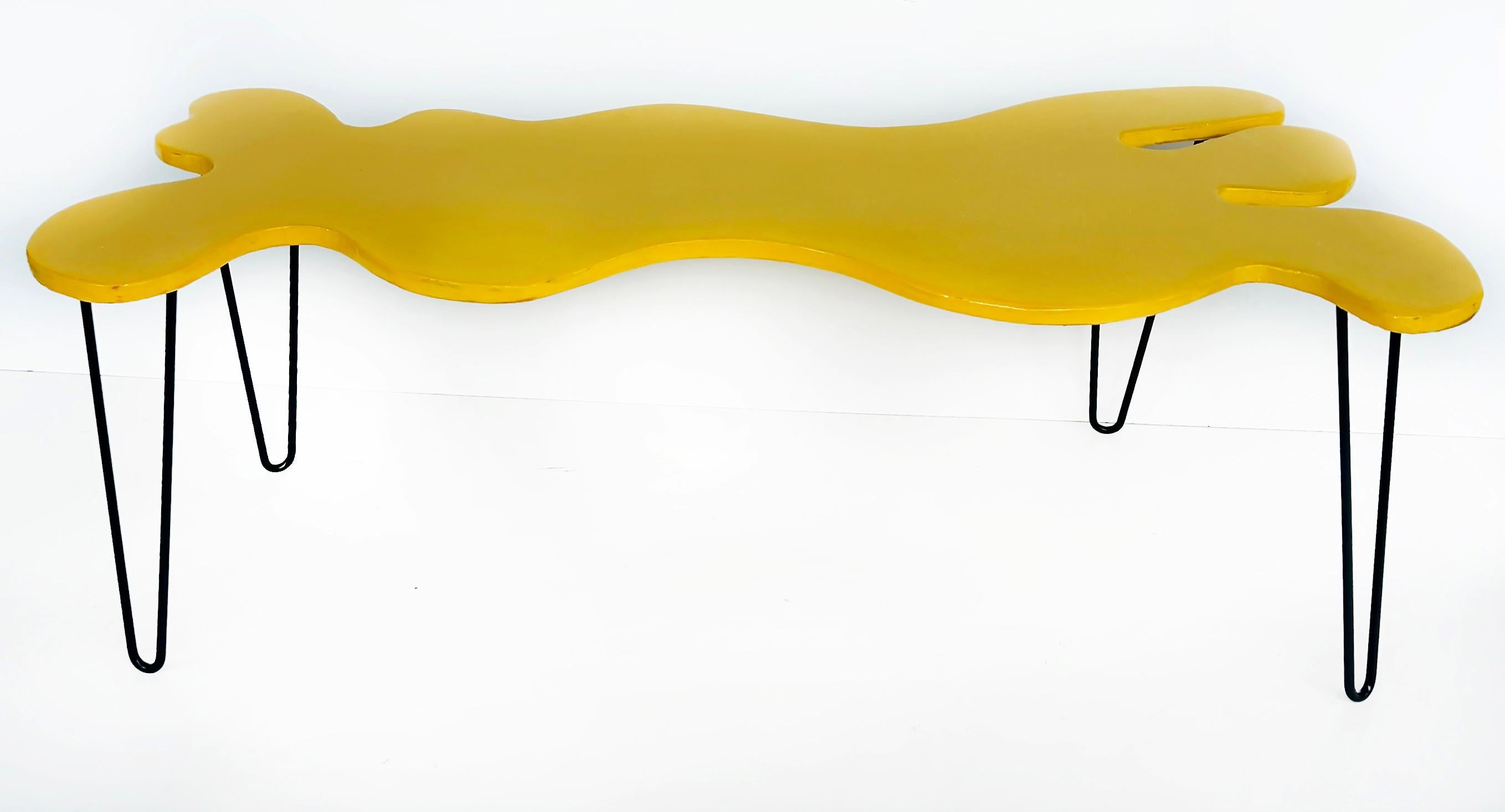 Bohdan Andreas Funktionaler Wandtisch aus abstrakter Kunst/Kaffee in handbemalter Epoxidharz 

Zum Verkauf angeboten wird eine funktionale Kunst Epoxidharz handbemalt Couchtisch / Wandkunst nach Keith Haring's 