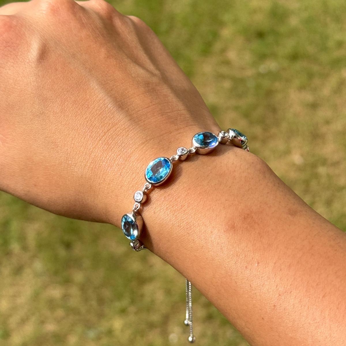 Taglio ovale Bracciale a maglie ovali di Topazio Blu regolabile con chiusura scorrevole e pietre bianche A. Stone in vendita