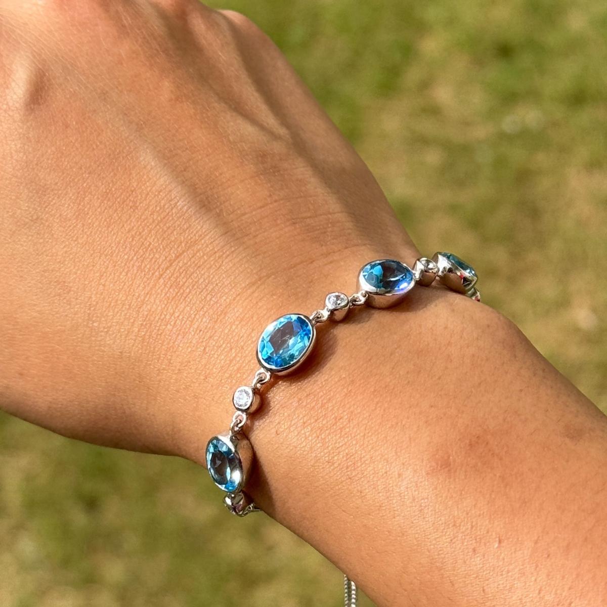 Donna Bracciale a maglie ovali di Topazio Blu regolabile con chiusura scorrevole e pietre bianche A. Stone in vendita