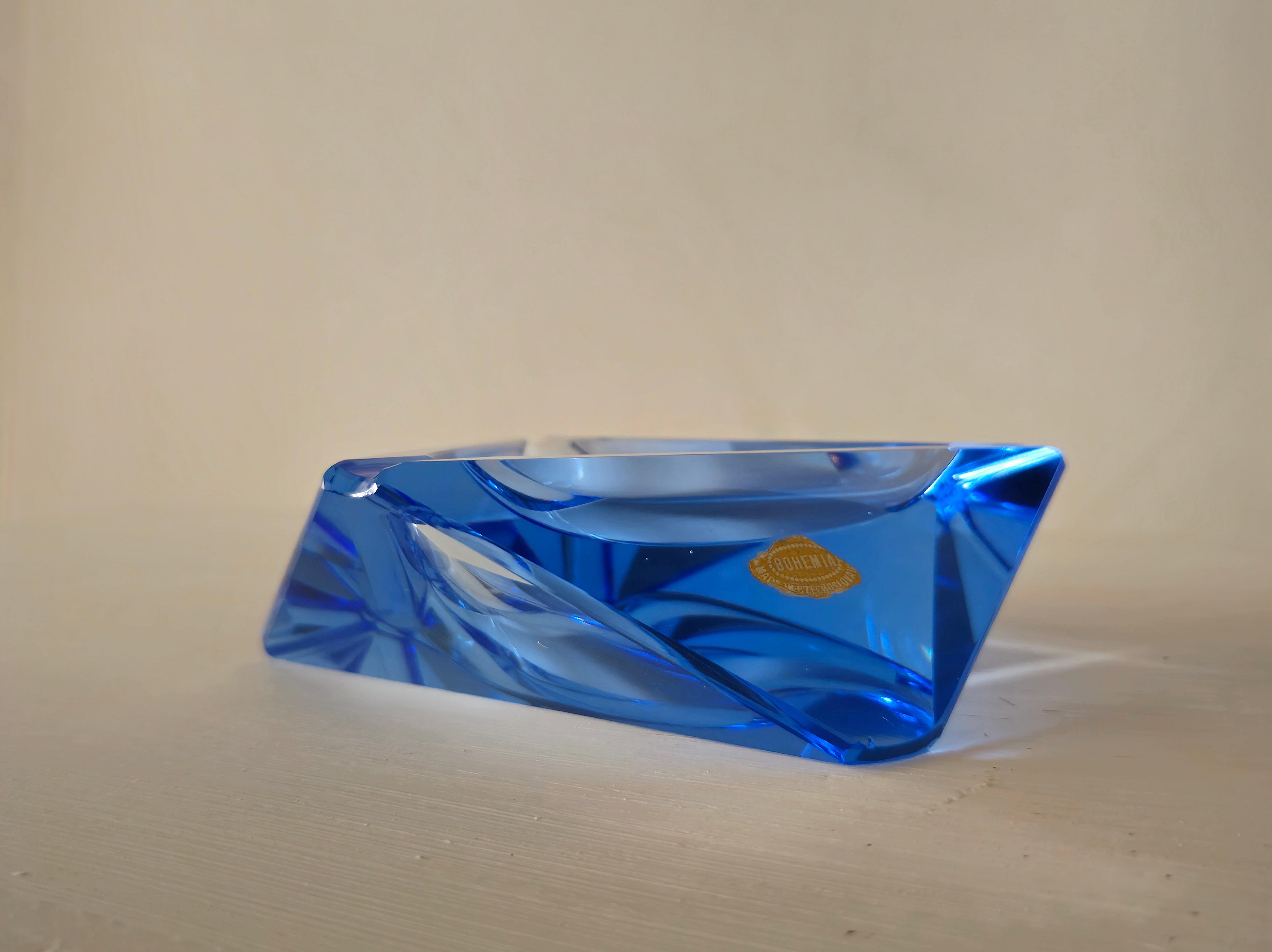 Stunning, elegant, an object that does not go unnoticed. Ashtray with shapes and cobalt blue color that make it special. Label. Please watch the video and photos carefully, thank you.

Weight: 1.836  Kg

NOTE: We offer our customers an excellent and