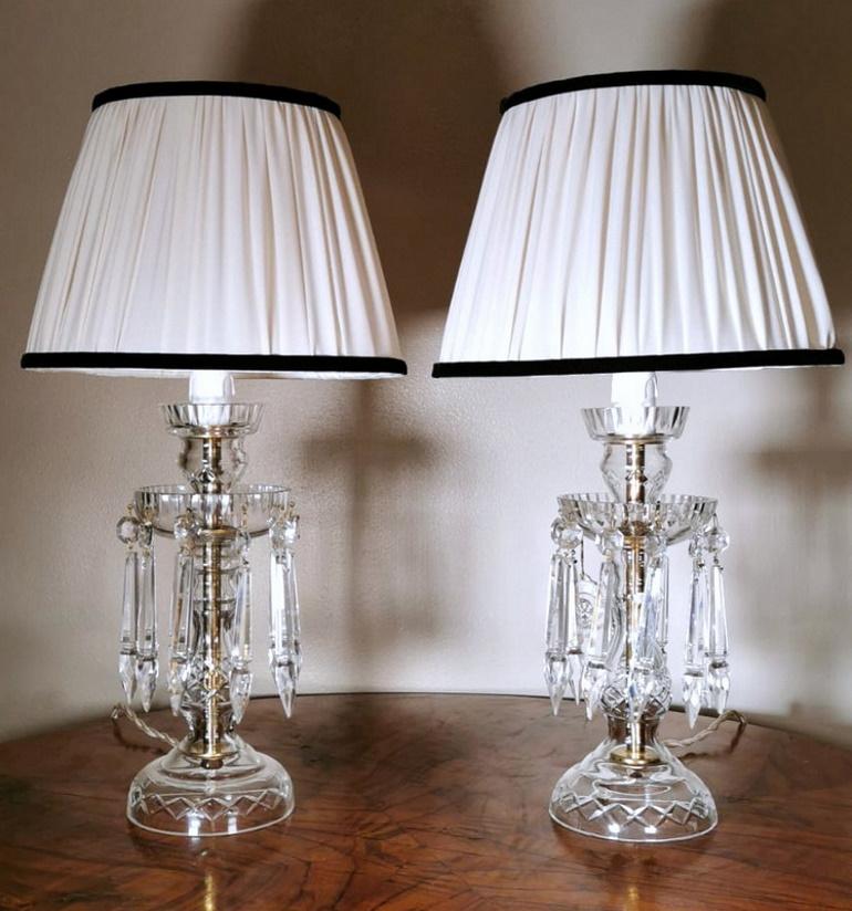 Interesting and refined pair of table lamps in Bohemian crystal; on a brass structure are inserted the various components; from the base in the shape of a cap departs the central body, at the top is placed a 