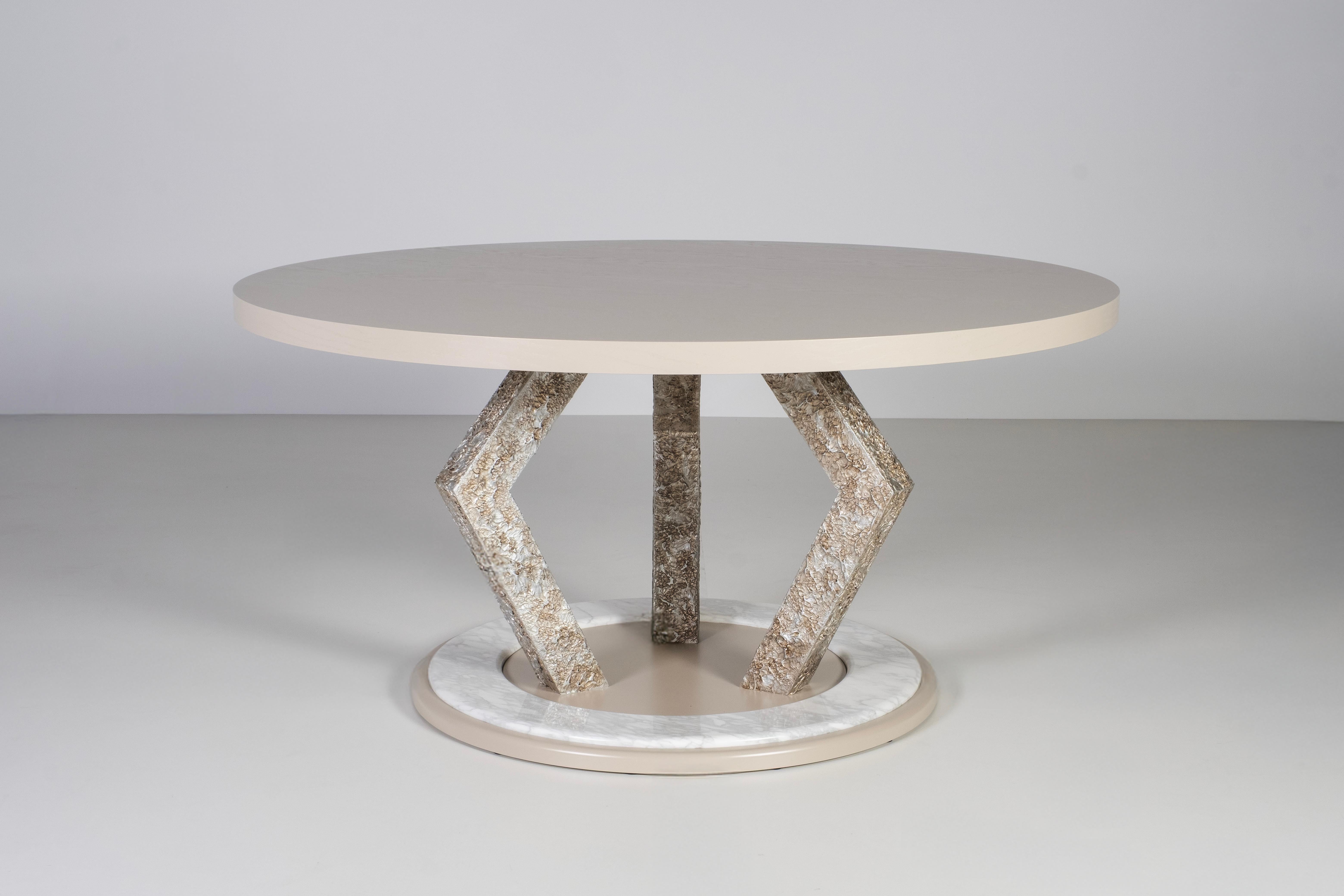 Tavolo da pranzo rotondo Bohemia, collezione moderna, realizzato a mano in Portogallo - Europa by Greenapple

Il tavolo da pranzo rotondo Bohemia rappresenta l'alba di una nuova era moderna. 
Piano rotondo in Oak Oak a poro aperto, laccato beige,