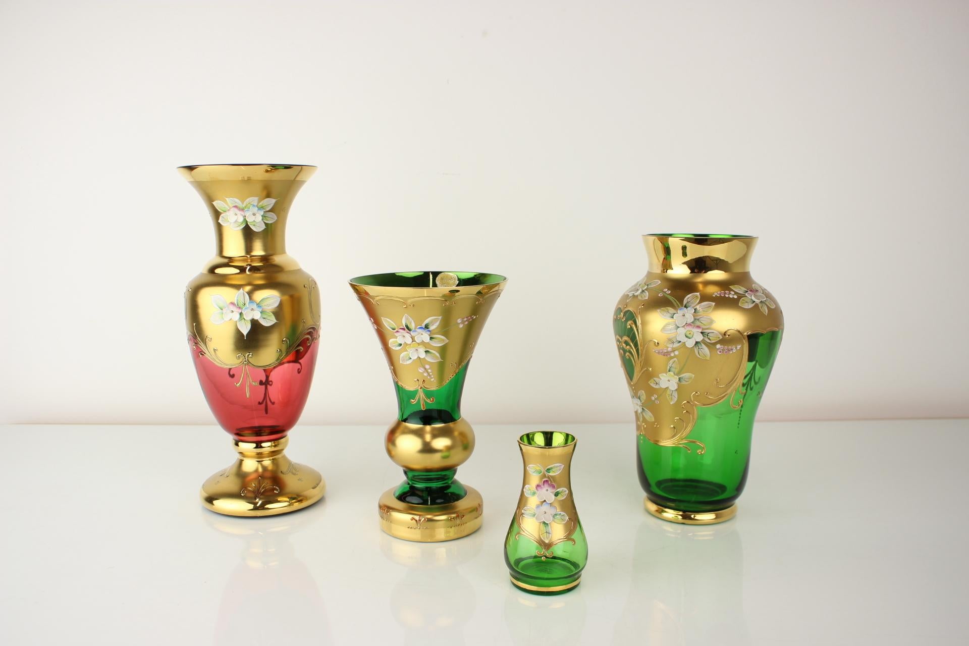 High enamel decoration technology
The time of the origin of this unique technology was at the turn of the 19th and 20th centuries. Pure gold and platinum are used to decorate the glass. It is applied to the glass with a brush in a liquid state and