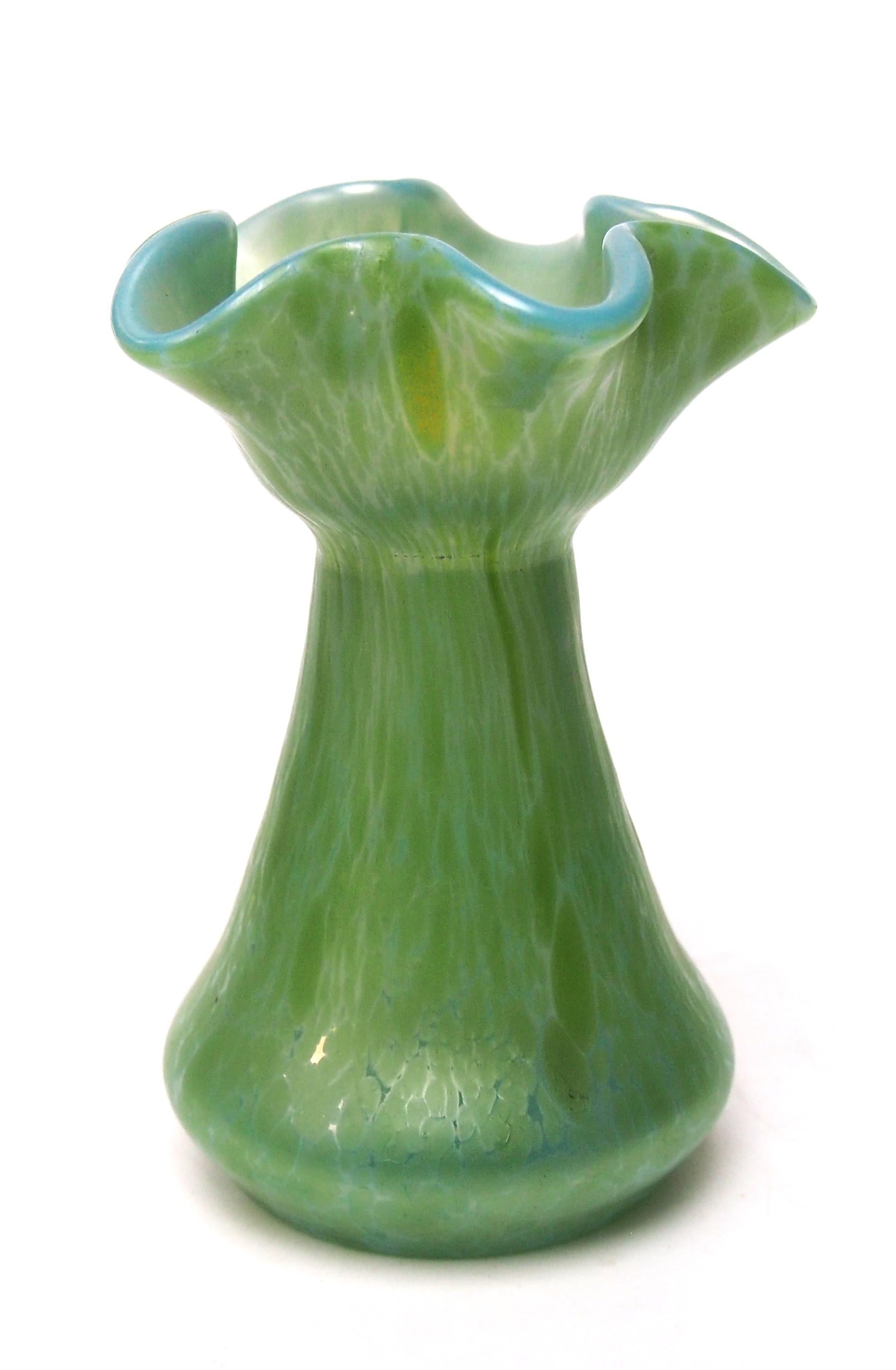 Un fabuleux petit vase Art Nouveau Ozone Cisele Loetz, de forme ronde avec un sommet ondulé travaillé à la main. Cet objet fait partie d'une série commandée par le détaillant anglais Max Emanuel, qui faisait régulièrement appel à son voisin