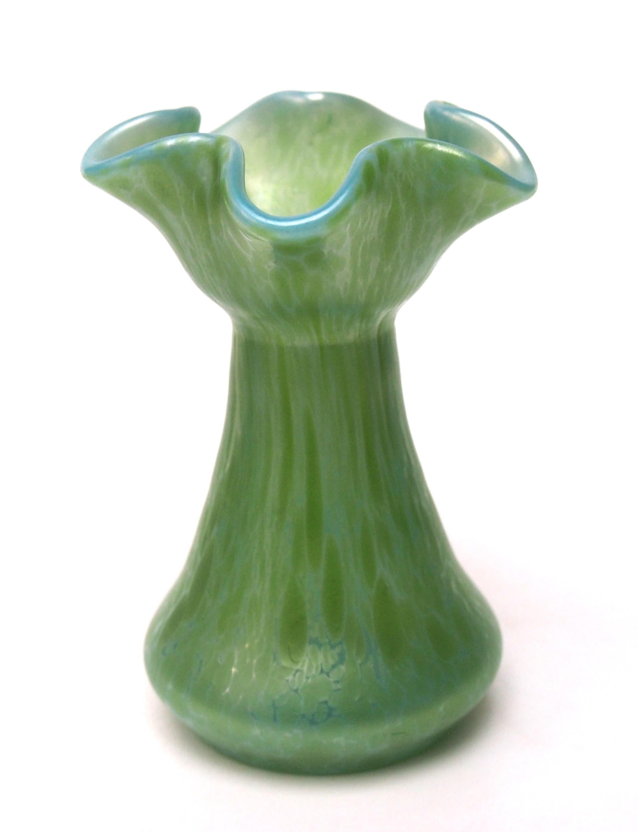 Art nouveau Bohemia Loetz Art Nouveau Vase rond en verre Ozone Cisele 1900-Christopher Dresser en vente