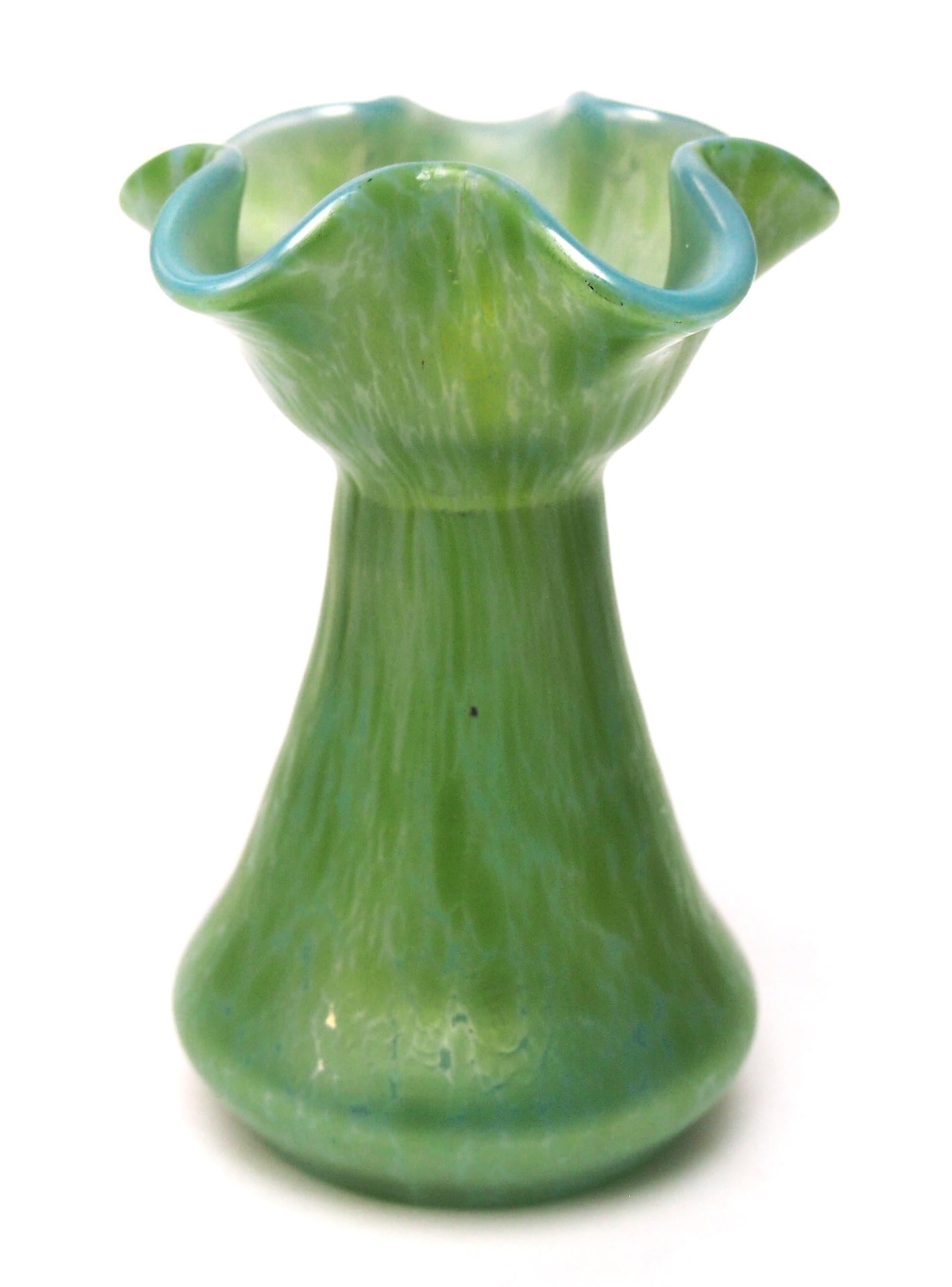 Tchèque Bohemia Loetz Art Nouveau Vase rond en verre Ozone Cisele 1900-Christopher Dresser en vente