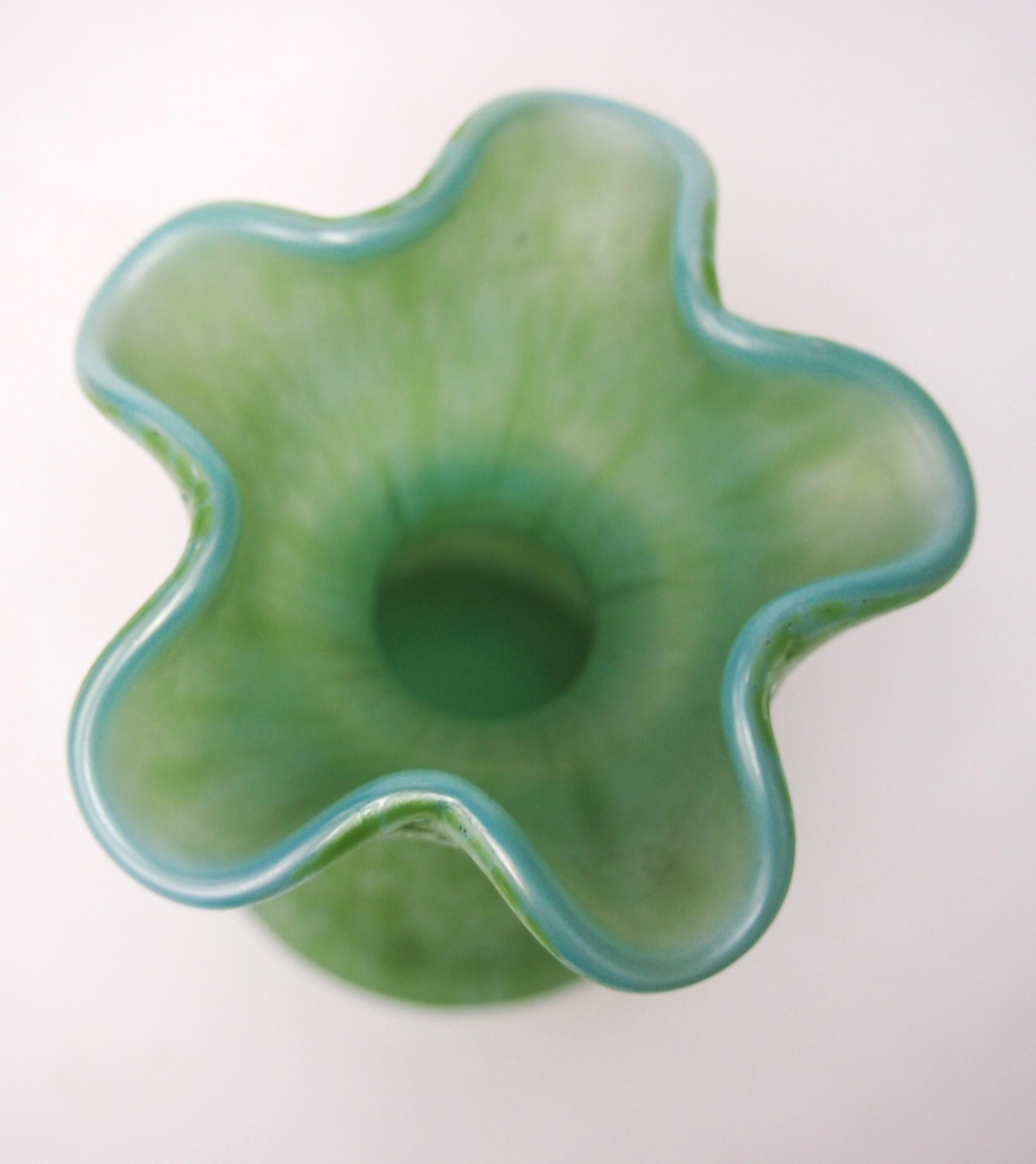 Bohemia Loetz Art Nouveau Vase rond en verre Ozone Cisele 1900-Christopher Dresser Bon état - En vente à Worcester Park, GB