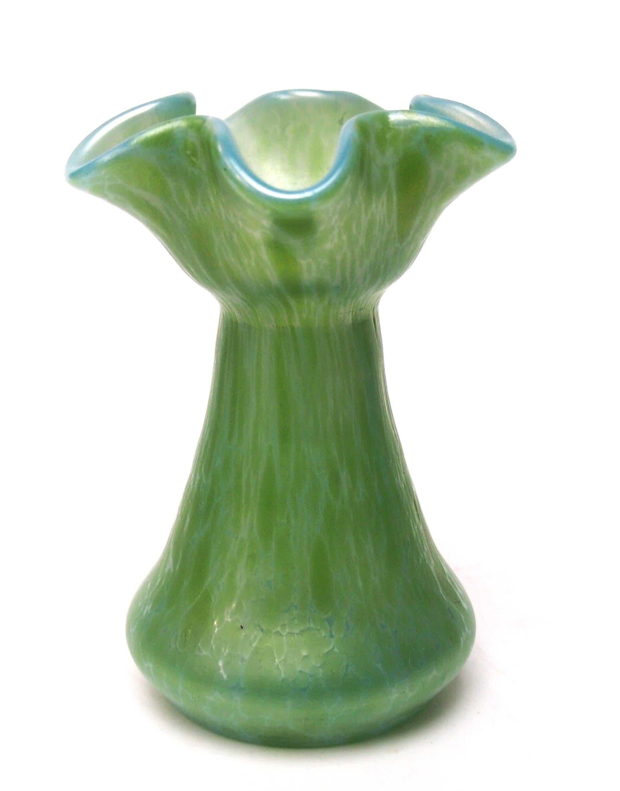 Bohemia Loetz Art Nouveau Vase rond en verre Ozone Cisele 1900-Christopher Dresser en vente 1
