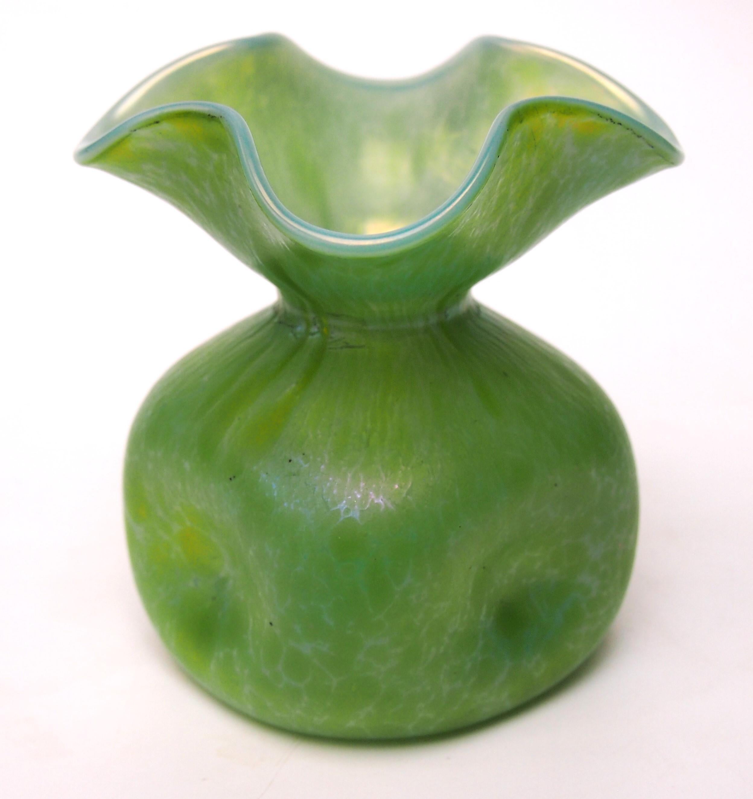 Un favoloso vaso Art Nouveau Ozone Cisele Loetz, di forma quadrata con la parte superiore ondulata lavorata a mano. Questo fa parte di una serie commissionata dal rivenditore inglese Max Emanuel, che impiegava regolarmente il suo vicino Christopher
