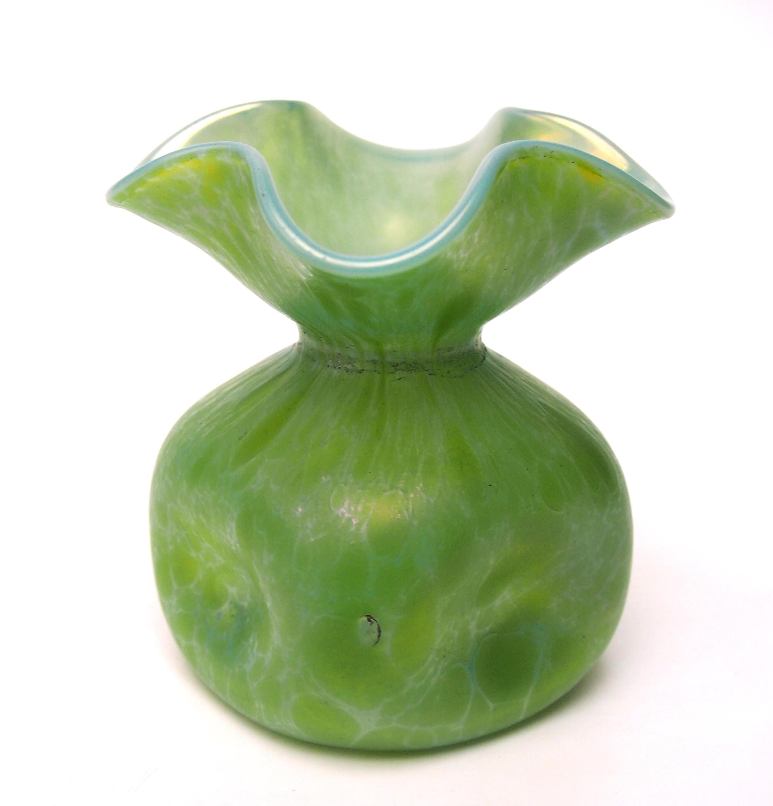 Bohemia Loetz Art Nouveau Vaso quadrato in vetro OzoneCisele 1900-Christopher Dresser In condizioni buone in vendita a Worcester Park, GB