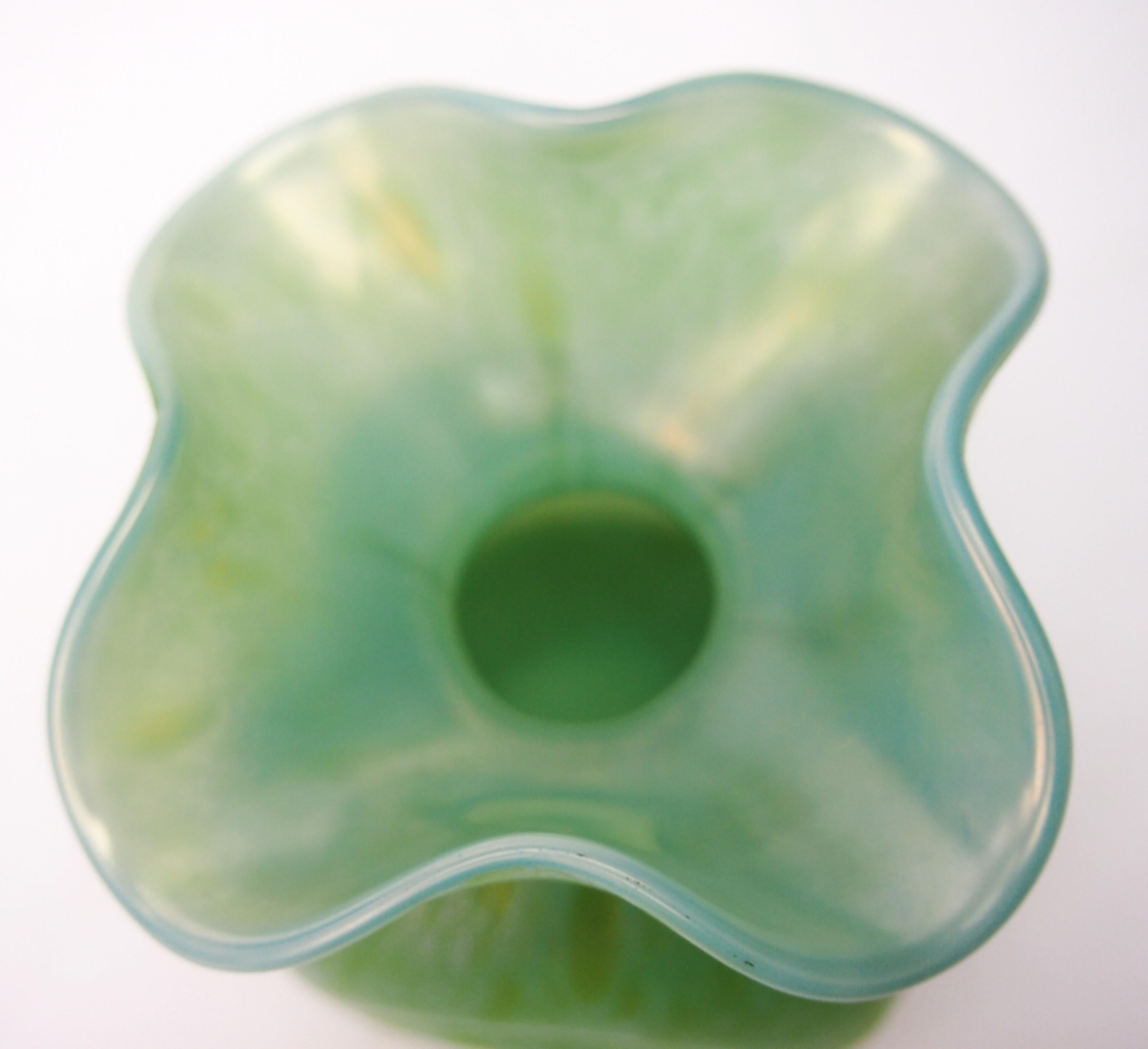 Vetro artistico Bohemia Loetz Art Nouveau Vaso quadrato in vetro OzoneCisele 1900-Christopher Dresser in vendita