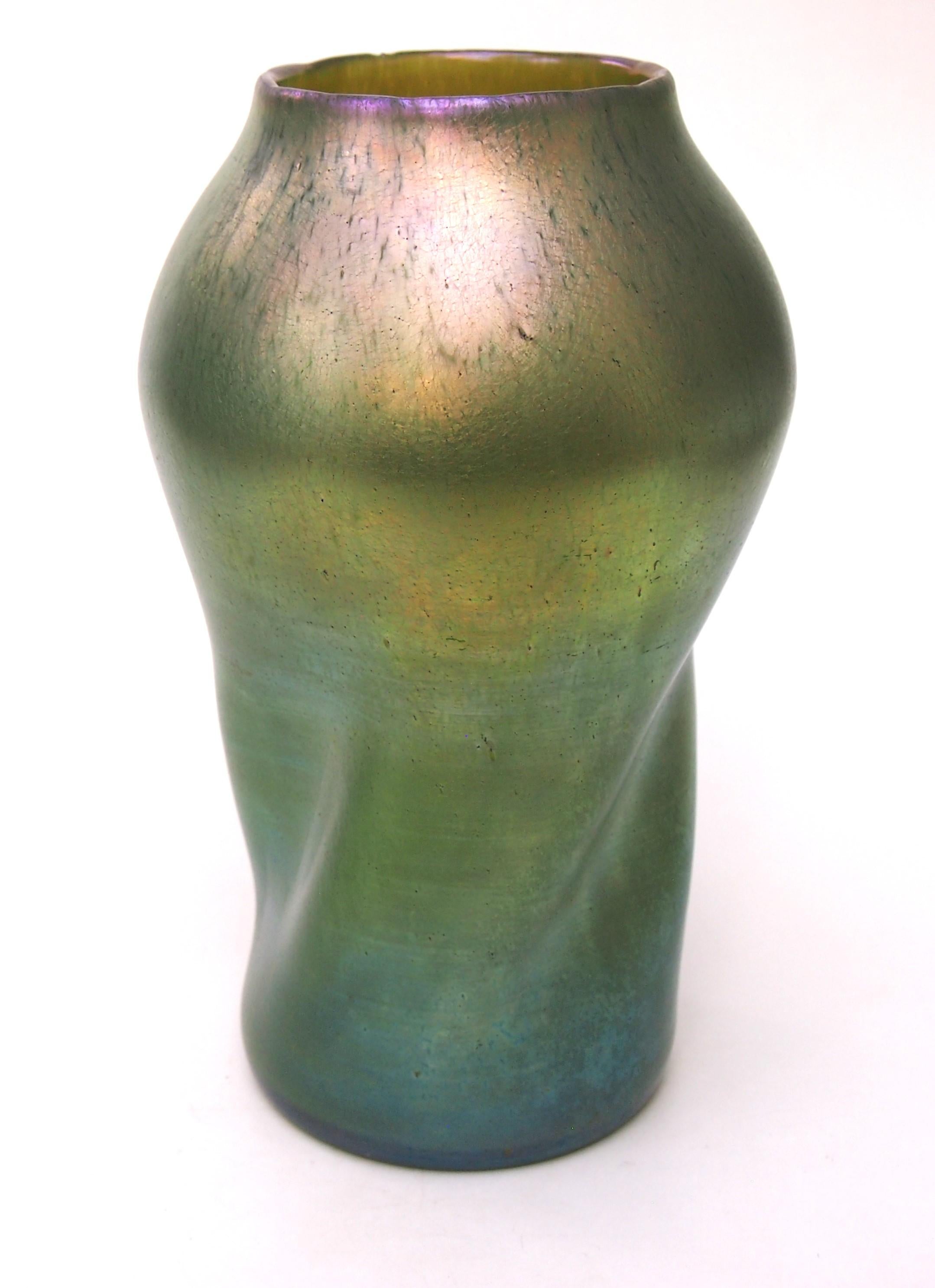 Bohemia Loetz Art Nouveau Twisted Dephi Glass Vase 1899 (Art nouveau) im Angebot