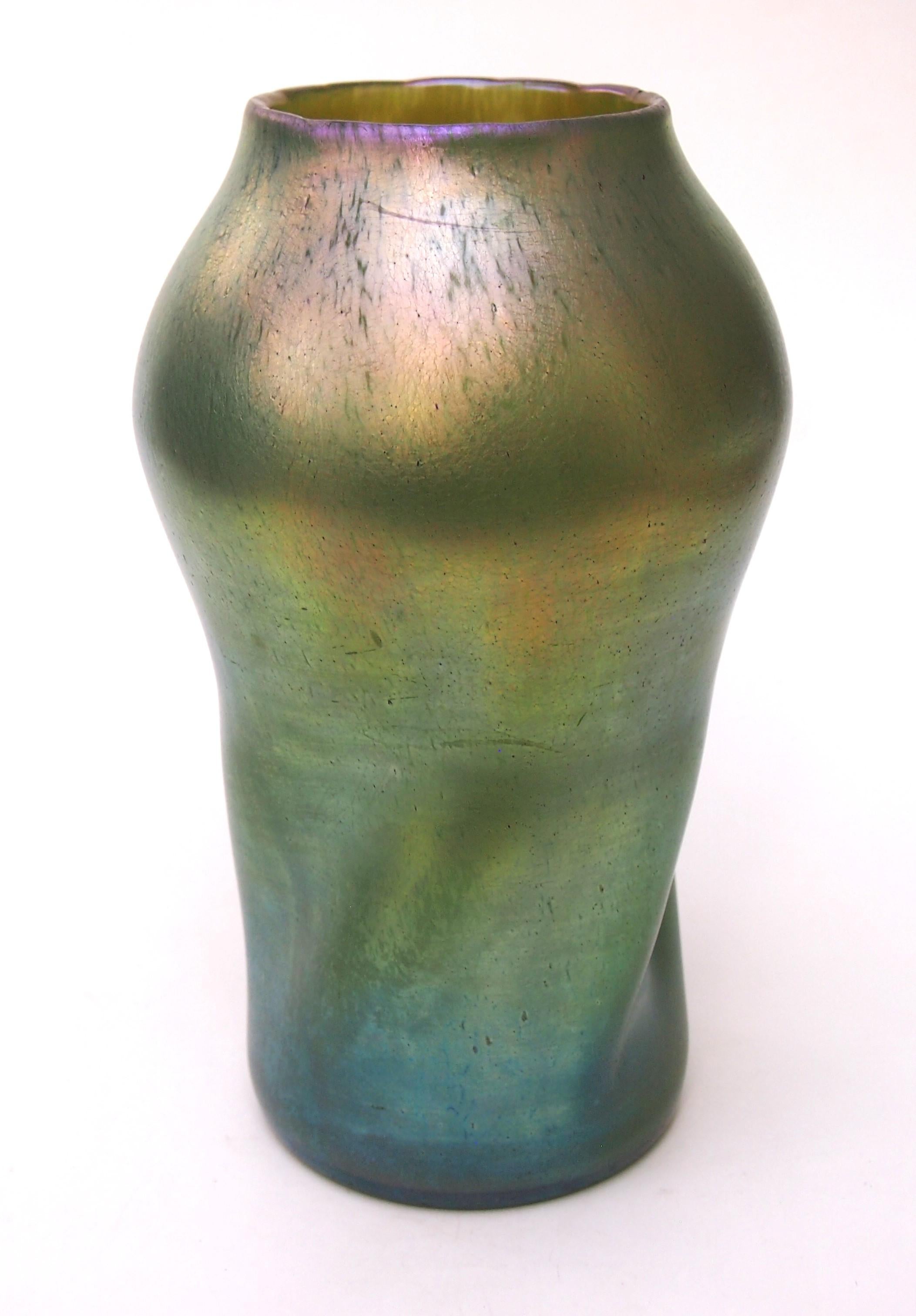 Bohemia Loetz Art Nouveau Twisted Dephi Glass Vase 1899 (Tschechisch) im Angebot