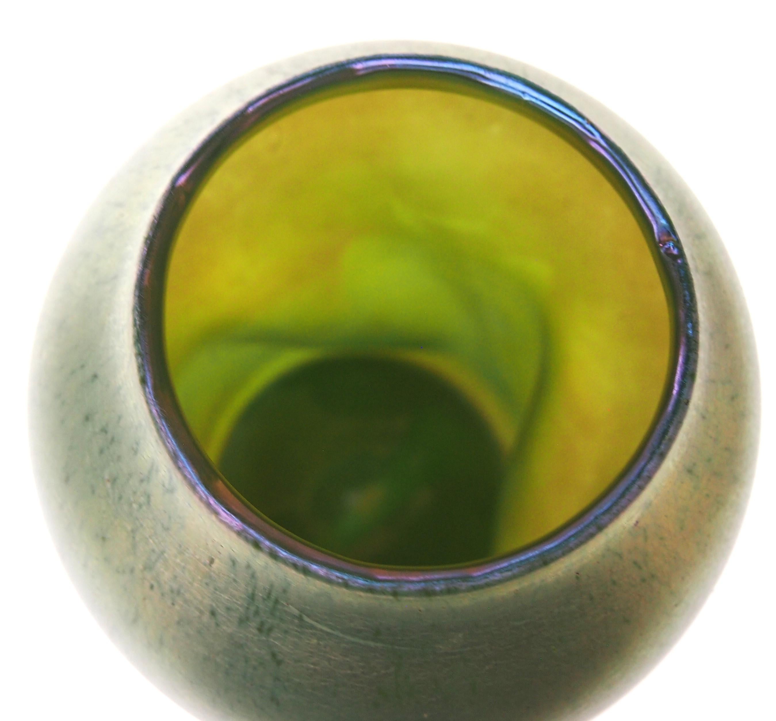 Bohemia Loetz Art Nouveau Twisted Dephi Glass Vase 1899 (Spätes 19. Jahrhundert) im Angebot