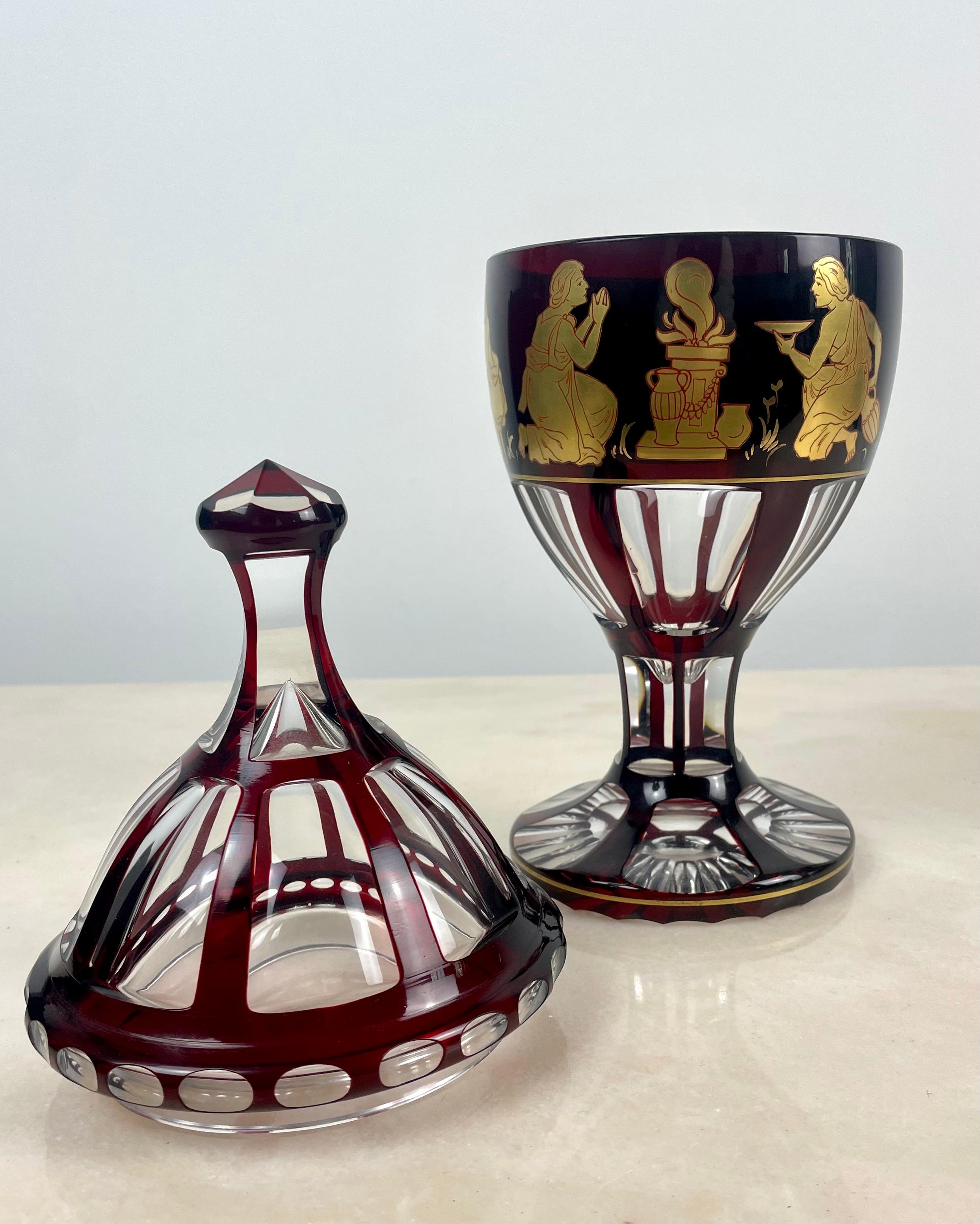 Bonbonnière ou lunette en cristal rouge de Bohemia - XIXème - République Tchèque  en vente 2