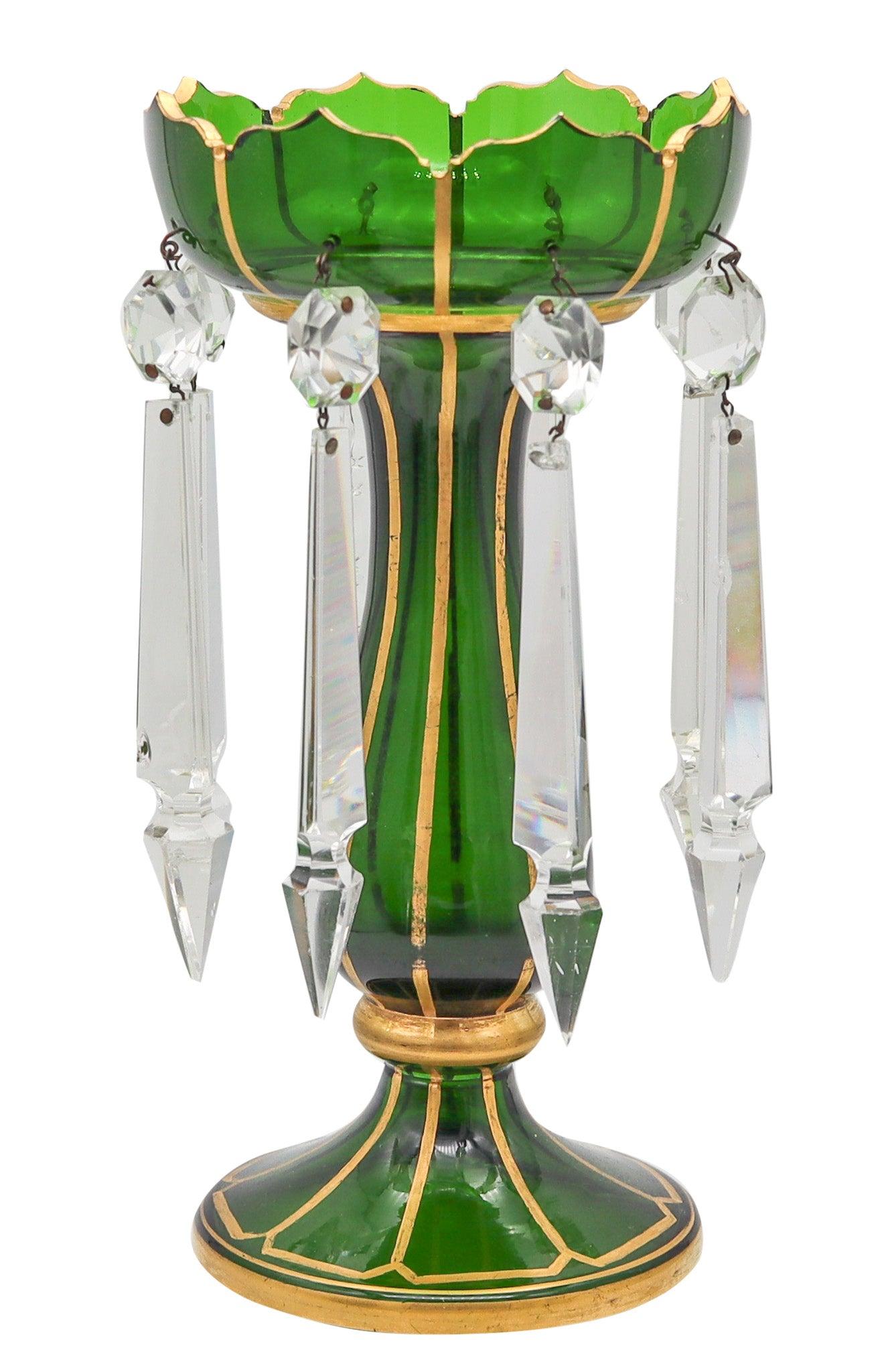 Ein Paar dekorative Glaslüster aus Bohemia.

Dies ist ein schönes Paar antiker böhmischer Glaslüster aus der viktorianischen Zeit zwischen 1870 und 1900. Sie wurden meisterhaft aus leuchtend grünem Glas gefertigt und mit goldenen Verzierungen