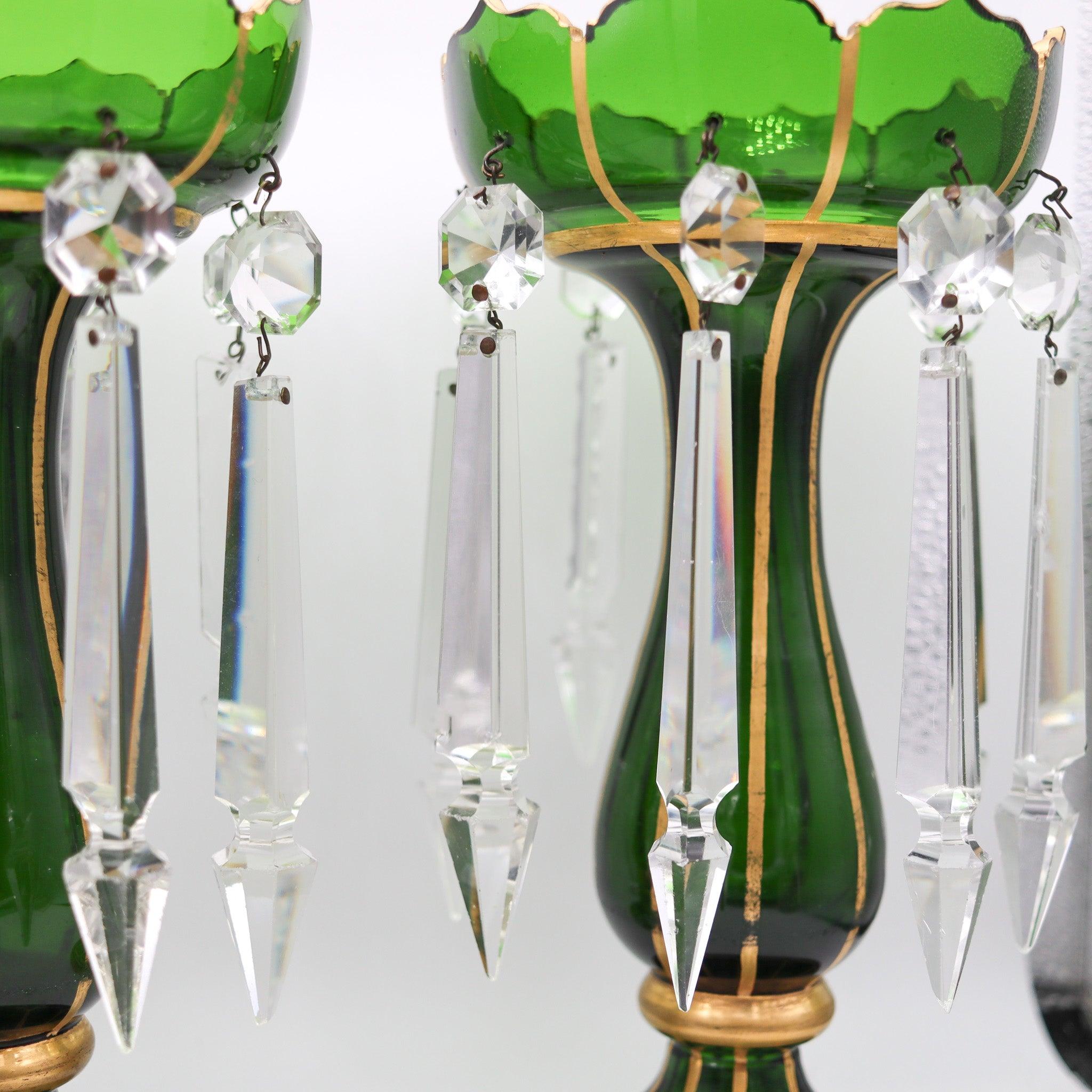 BOHEMIAN 1890 Lüsterpaar aus grünem Glas mit Gold und geschliffenen Glasprismen (Spätes 19. Jahrhundert) im Angebot