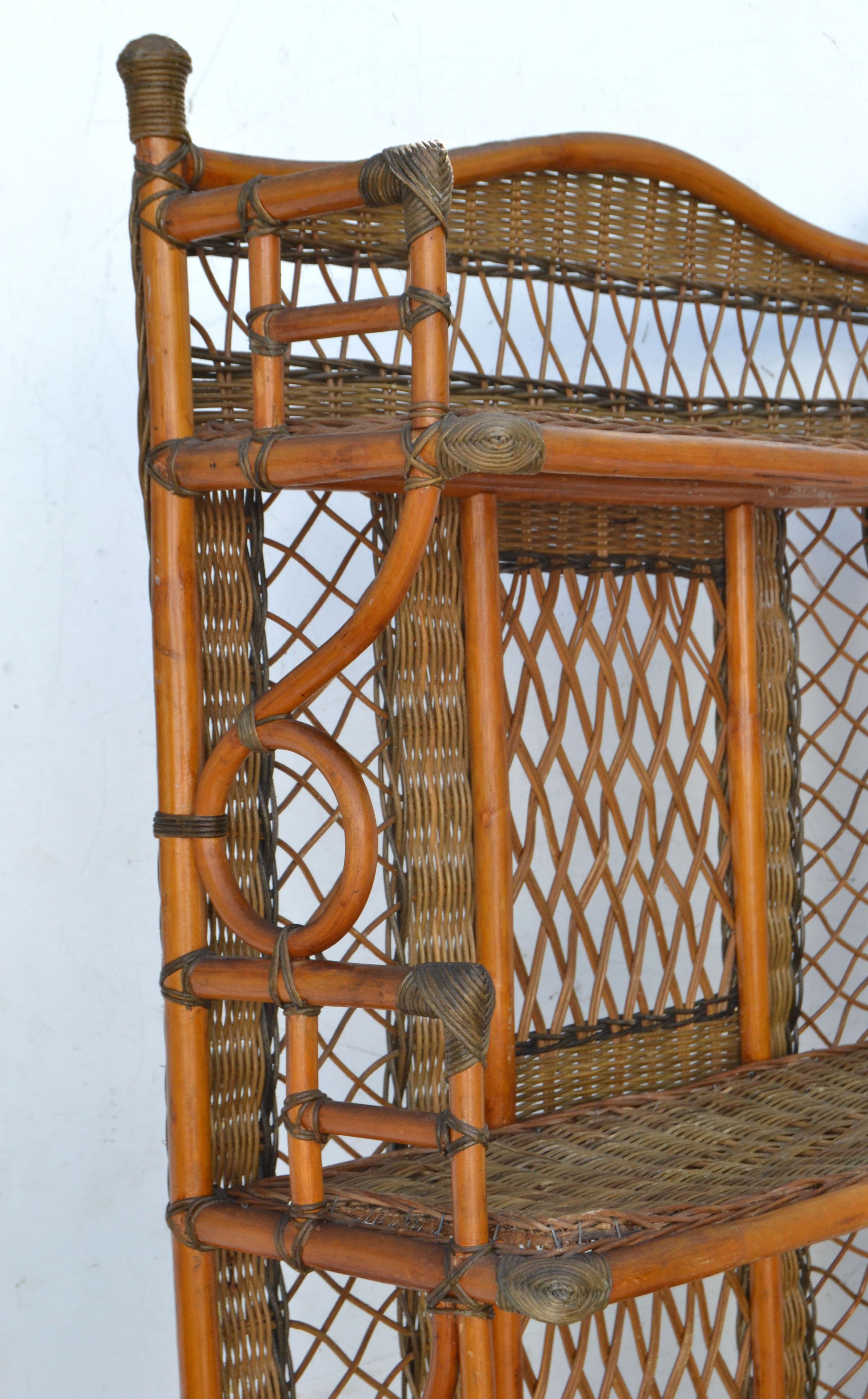 Estantería, armario y librería bohemios de madera curvada de bambú, caña y junco de 1950 hechos a mano  en venta 1