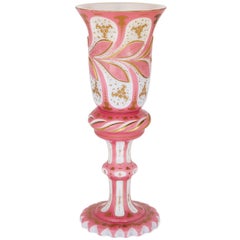 Tasse de Bohème du 19ème siècle recouverte de verre rose et blanc