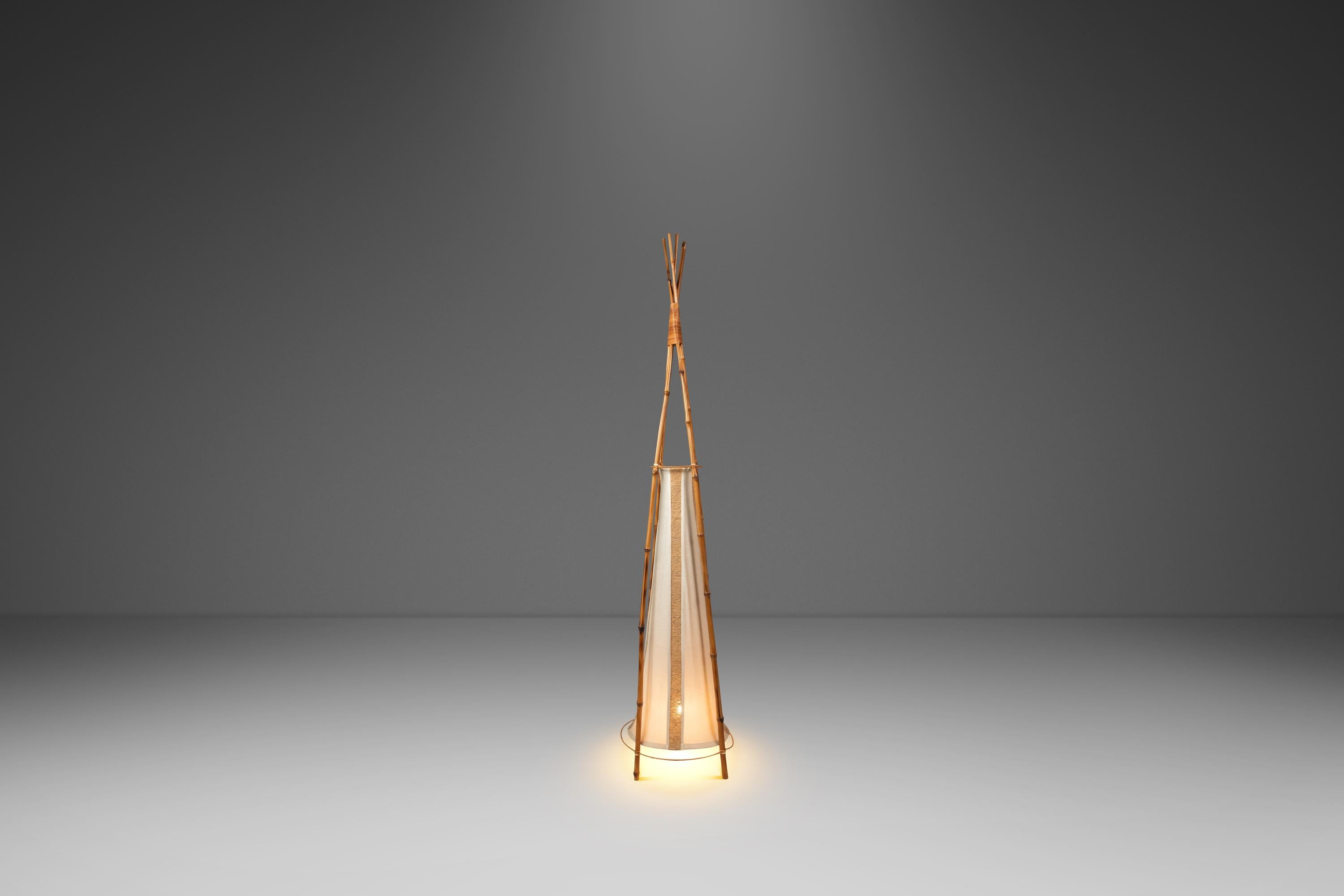 Bohemia 1,5 m. Lámpara de pie en forma de tipi de Louis Sognot, Francia, c. 1960 Colonial español en venta