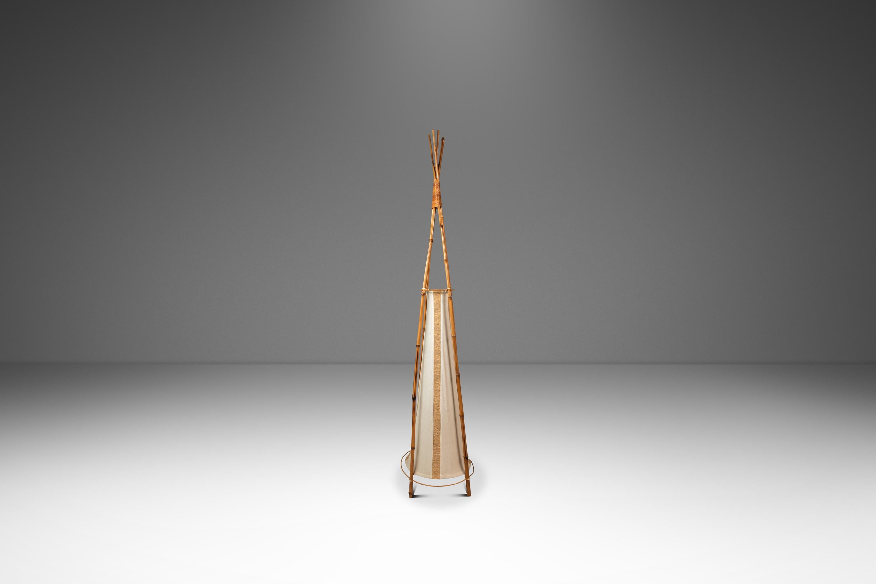 Bohemia 1,5 m. Lámpara de pie en forma de tipi de Louis Sognot, Francia, c. 1960 Francés en venta