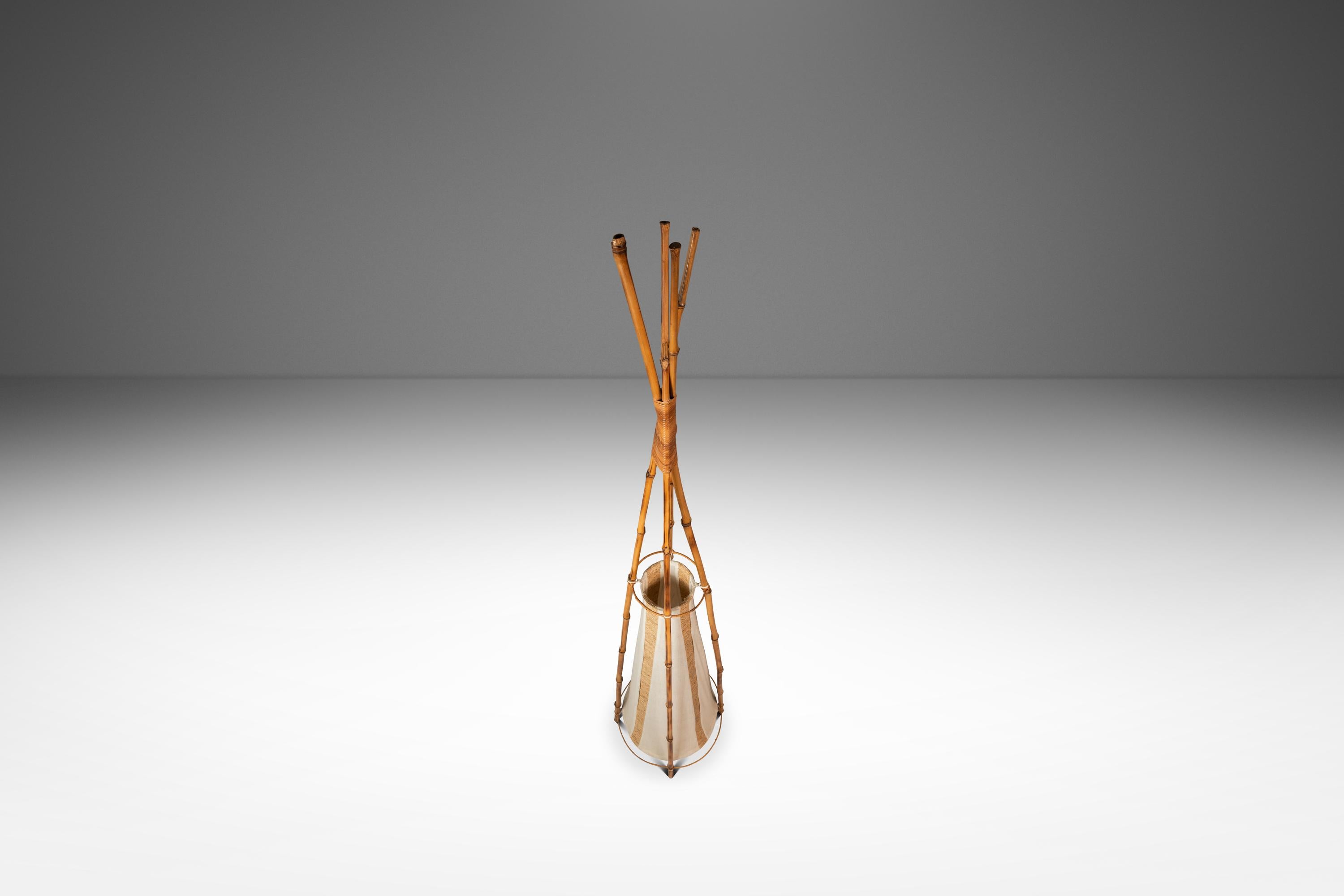 Bohemia 1,5 m. Lámpara de pie en forma de tipi de Louis Sognot, Francia, c. 1960 en Bueno estado para la venta en Deland, FL