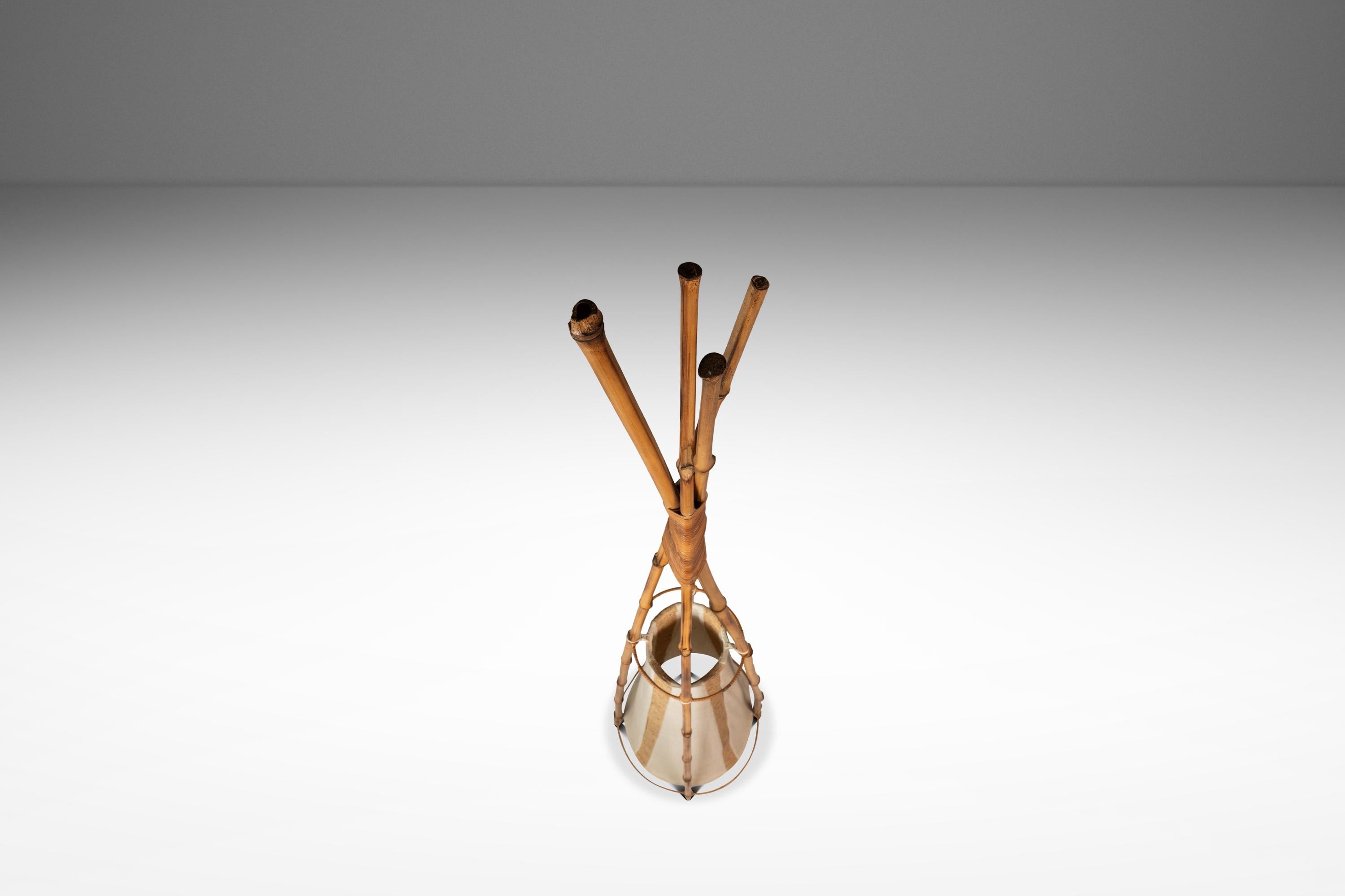 Bohemia 1,5 m. Lámpara de pie en forma de tipi de Louis Sognot, Francia, c. 1960 mediados del siglo XX en venta