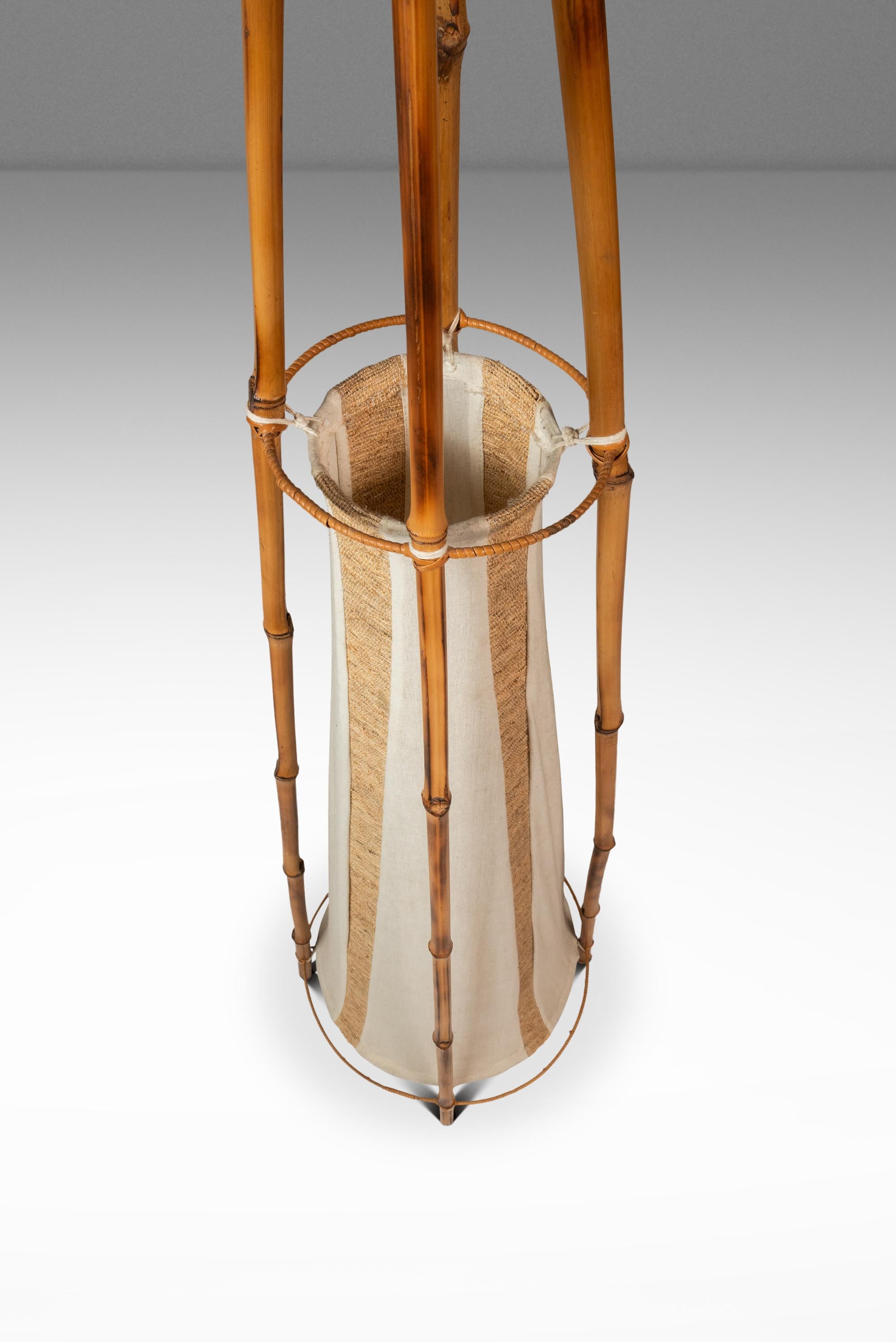 Bohemia 1,5 m. Lámpara de pie en forma de tipi de Louis Sognot, Francia, c. 1960 Bambú en venta