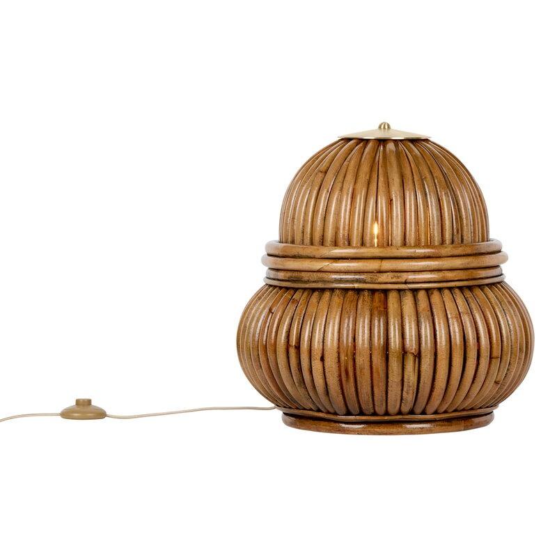 Die Stehlampe Bohemian von GUBI ist ein perfektes Beispiel für das Bestreben der Designerin Gabriella Crespi, Möbel zu entwerfen, die sich nahtlos von Innen- zu Außenräumen übertragen lassen. Die Luminaire aus Rattan eignet sich sowohl für das Wohn-