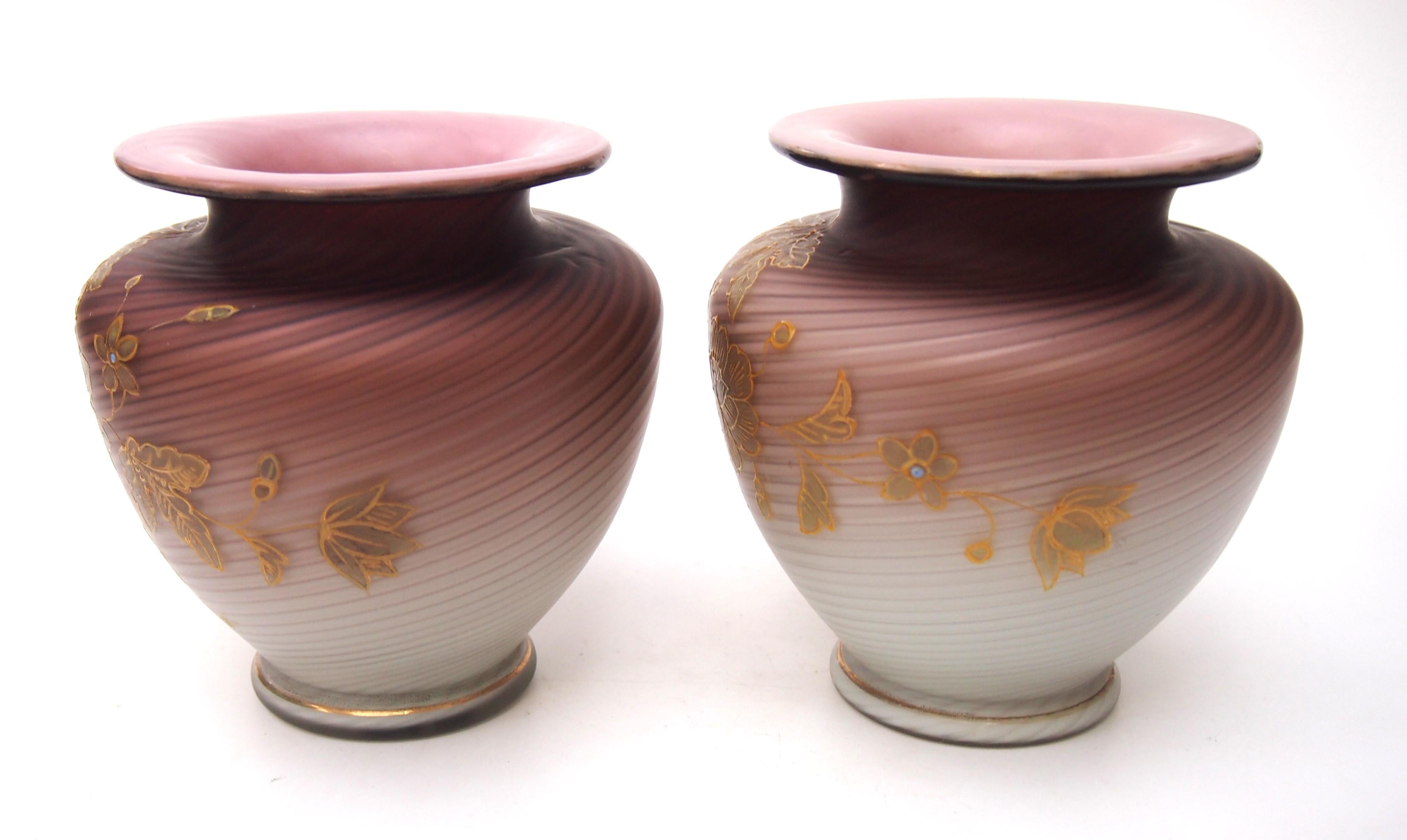 Paire de vases Air Trap d'Harrach, d'un violet allant vers le crème/ivoire, faussement lourds, décorés d'une dorure en relief représentant des branches en fleurs - probablement des Prunus. Formé d'un balustre trapu avec des sommets largement évasés