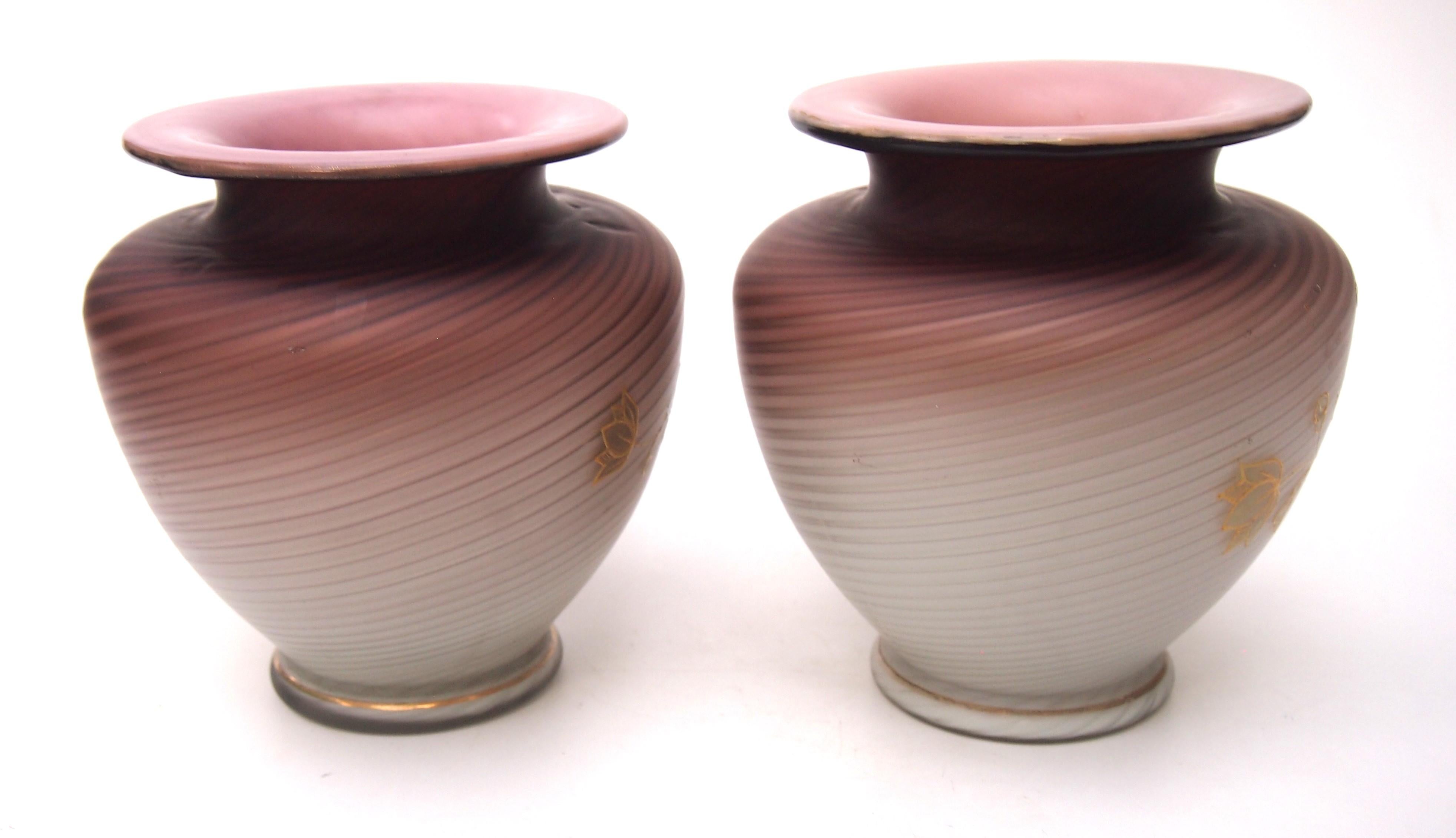 Art nouveau Paire de vases en verre de Bohème à piège à air Harrach pourpre sur crème doré, 1890 en vente