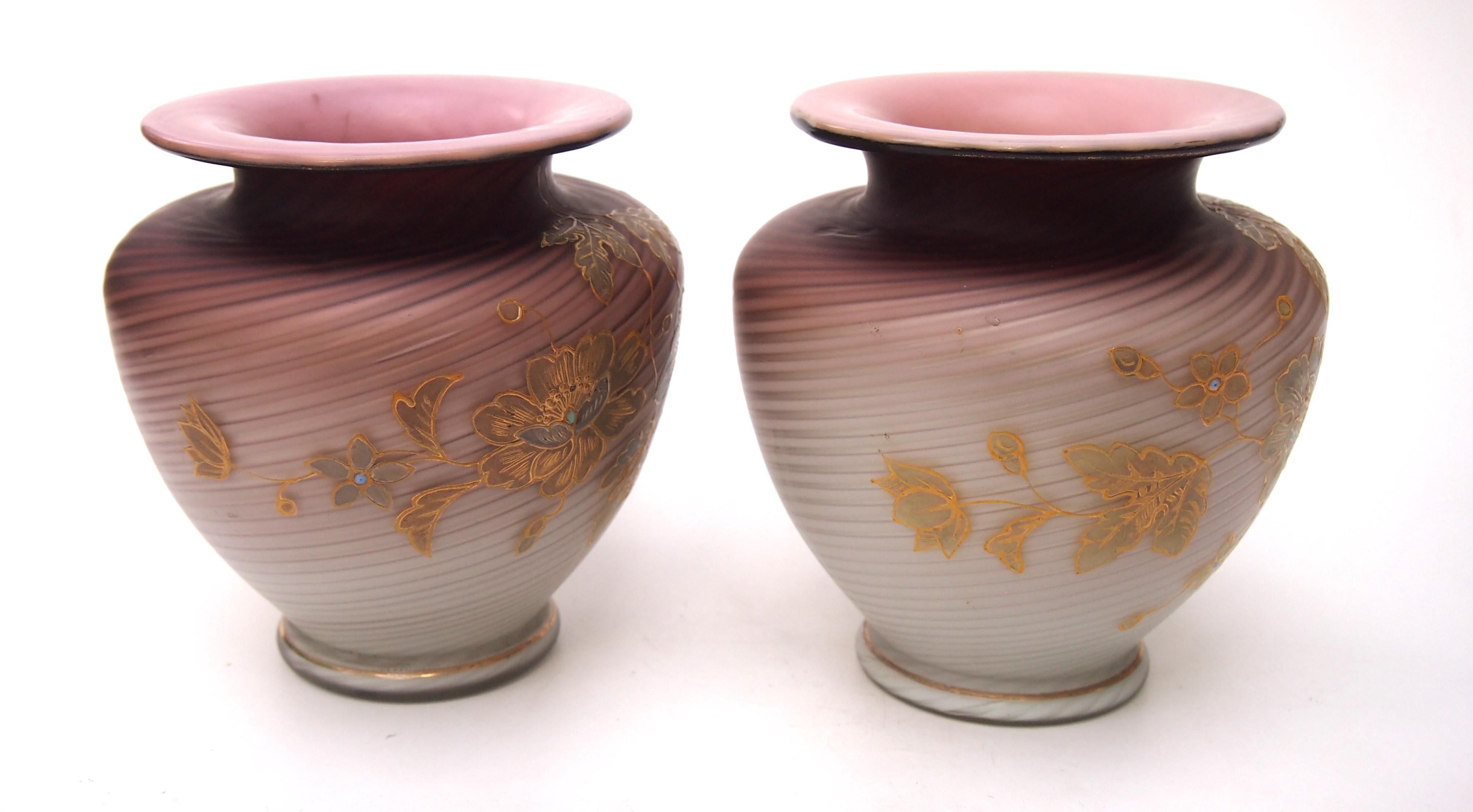 Tchèque Paire de vases en verre de Bohème à piège à air Harrach pourpre sur crème doré, 1890 en vente