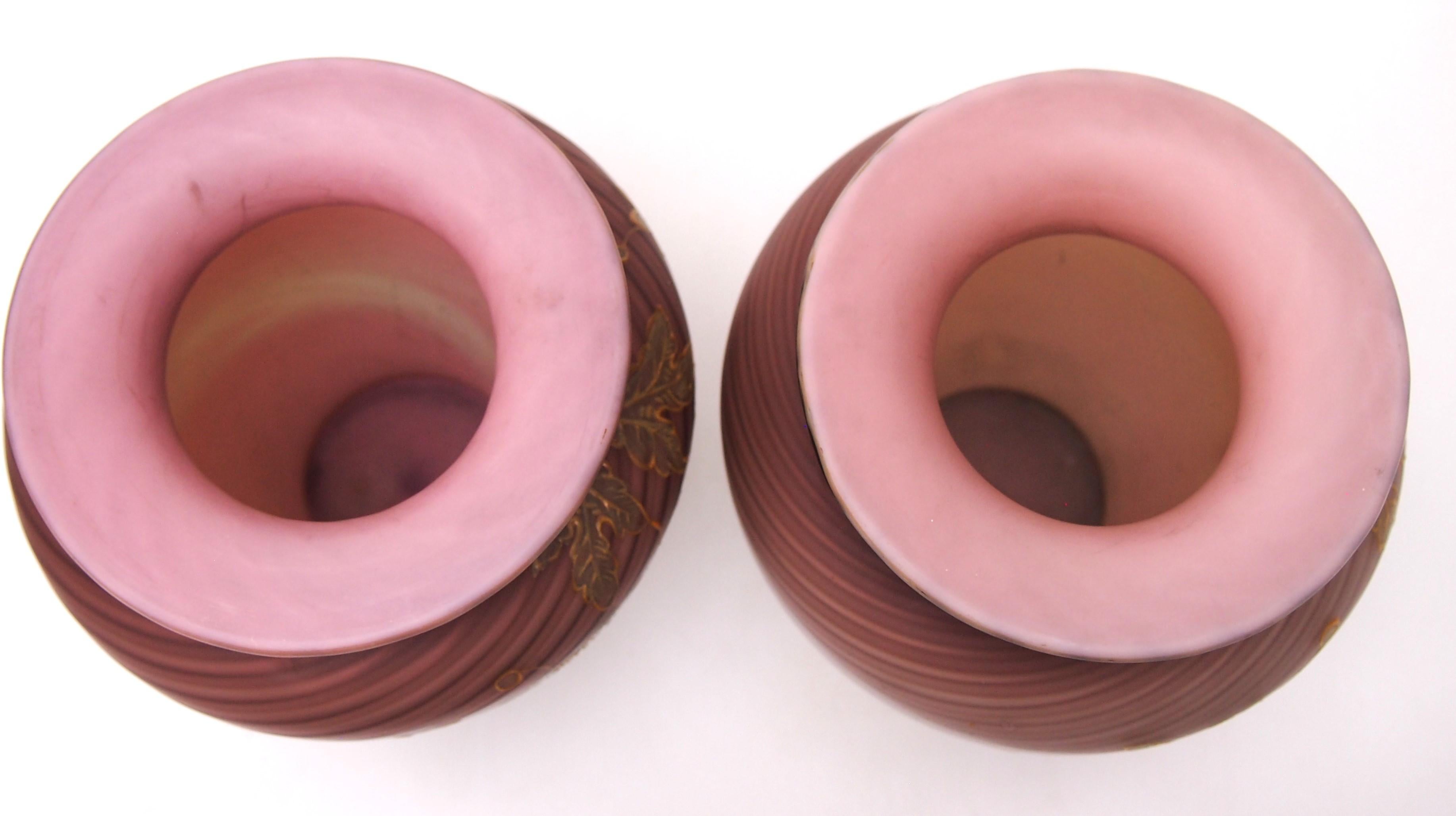 Paire de vases en verre de Bohème à piège à air Harrach pourpre sur crème doré, 1890 Bon état - En vente à Worcester Park, GB