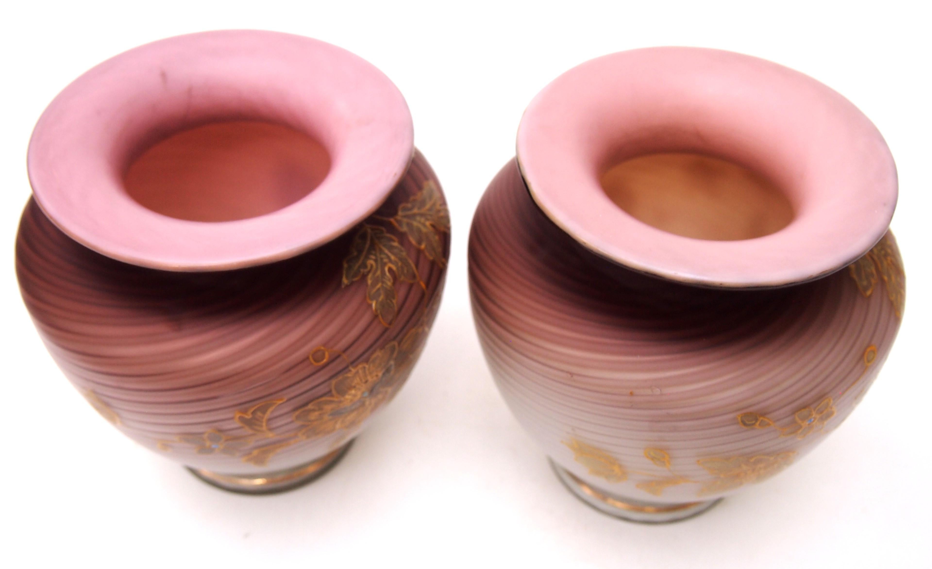 Fin du XIXe siècle Paire de vases en verre de Bohème à piège à air Harrach pourpre sur crème doré, 1890 en vente