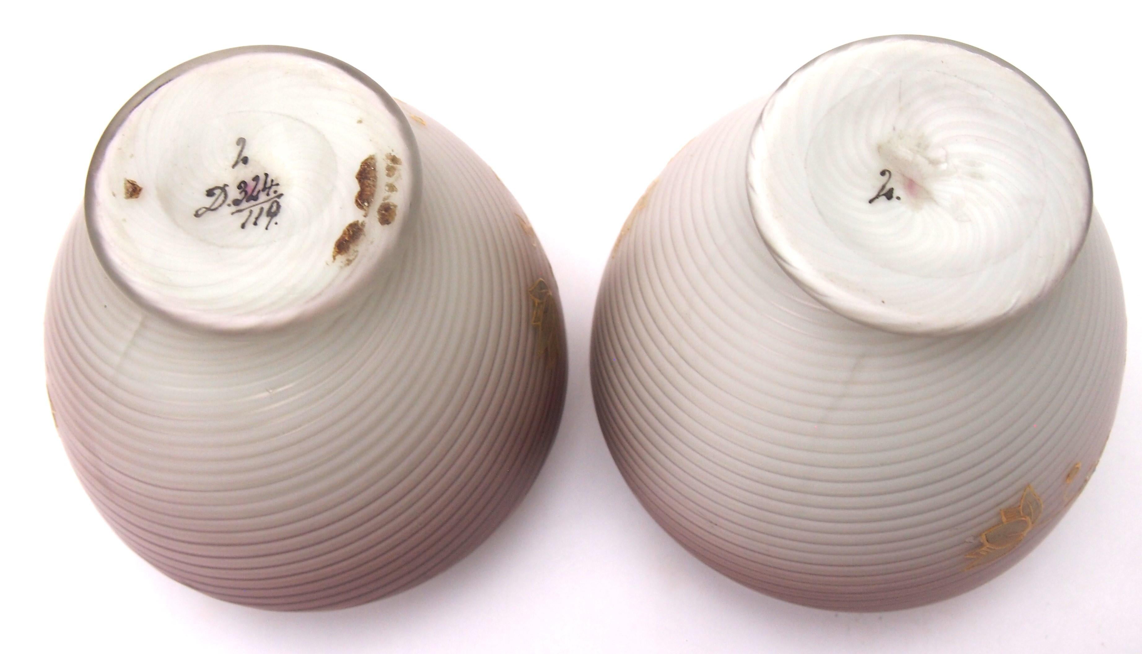 Verre d'art Paire de vases en verre de Bohème à piège à air Harrach pourpre sur crème doré, 1890 en vente