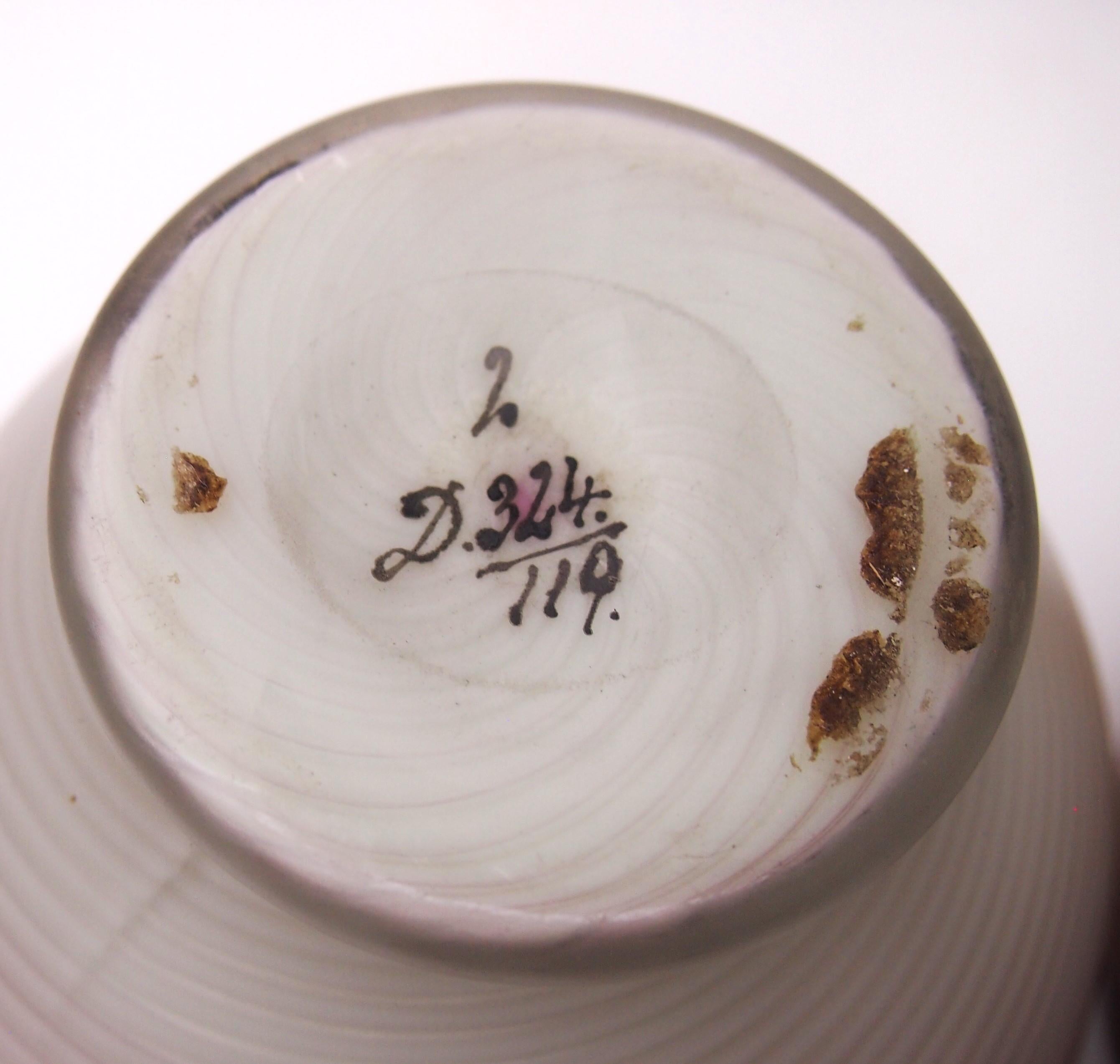 Paire de vases en verre de Bohème à piège à air Harrach pourpre sur crème doré, 1890 en vente 1