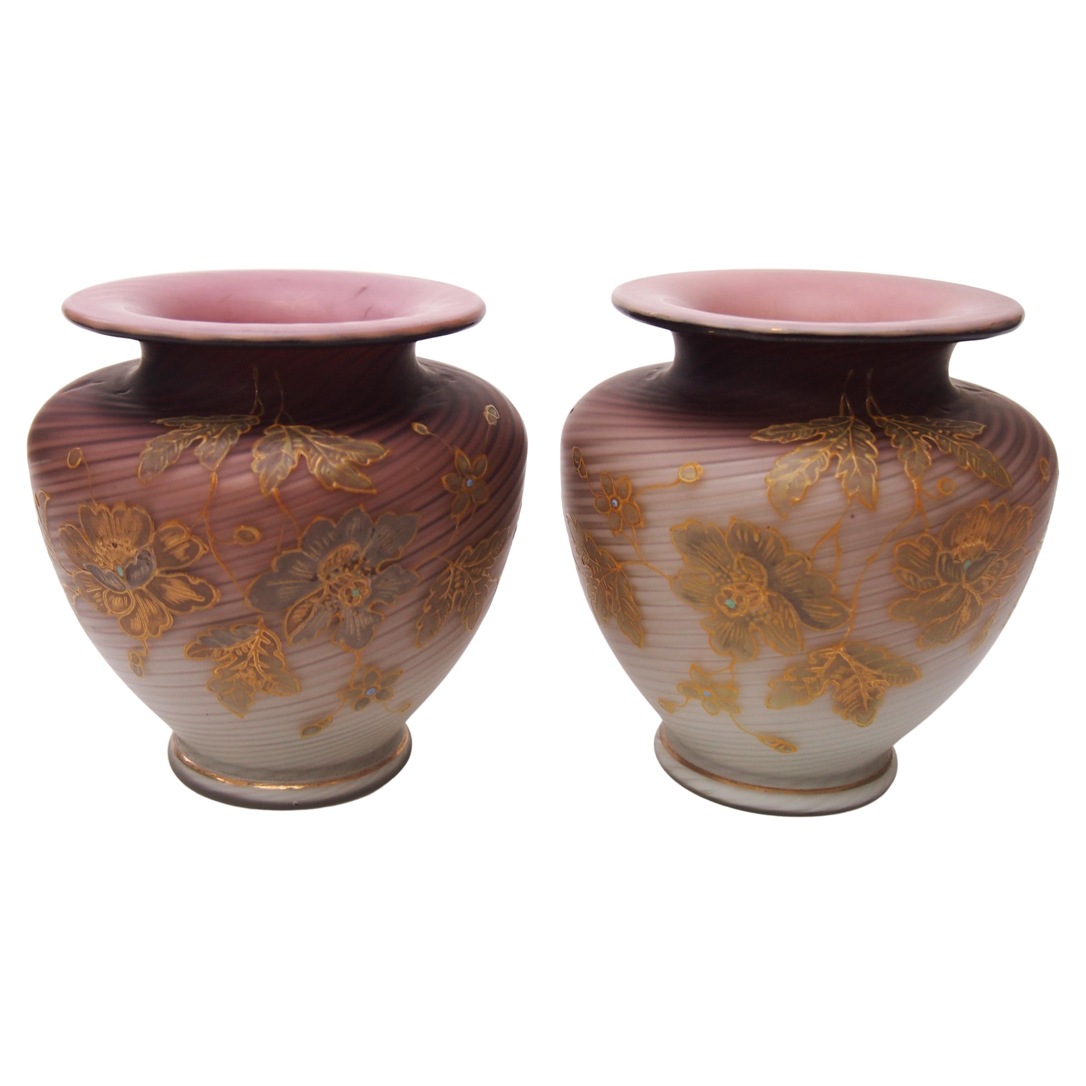 Paire de vases en verre de Bohème à piège à air Harrach pourpre sur crème doré, 1890 en vente